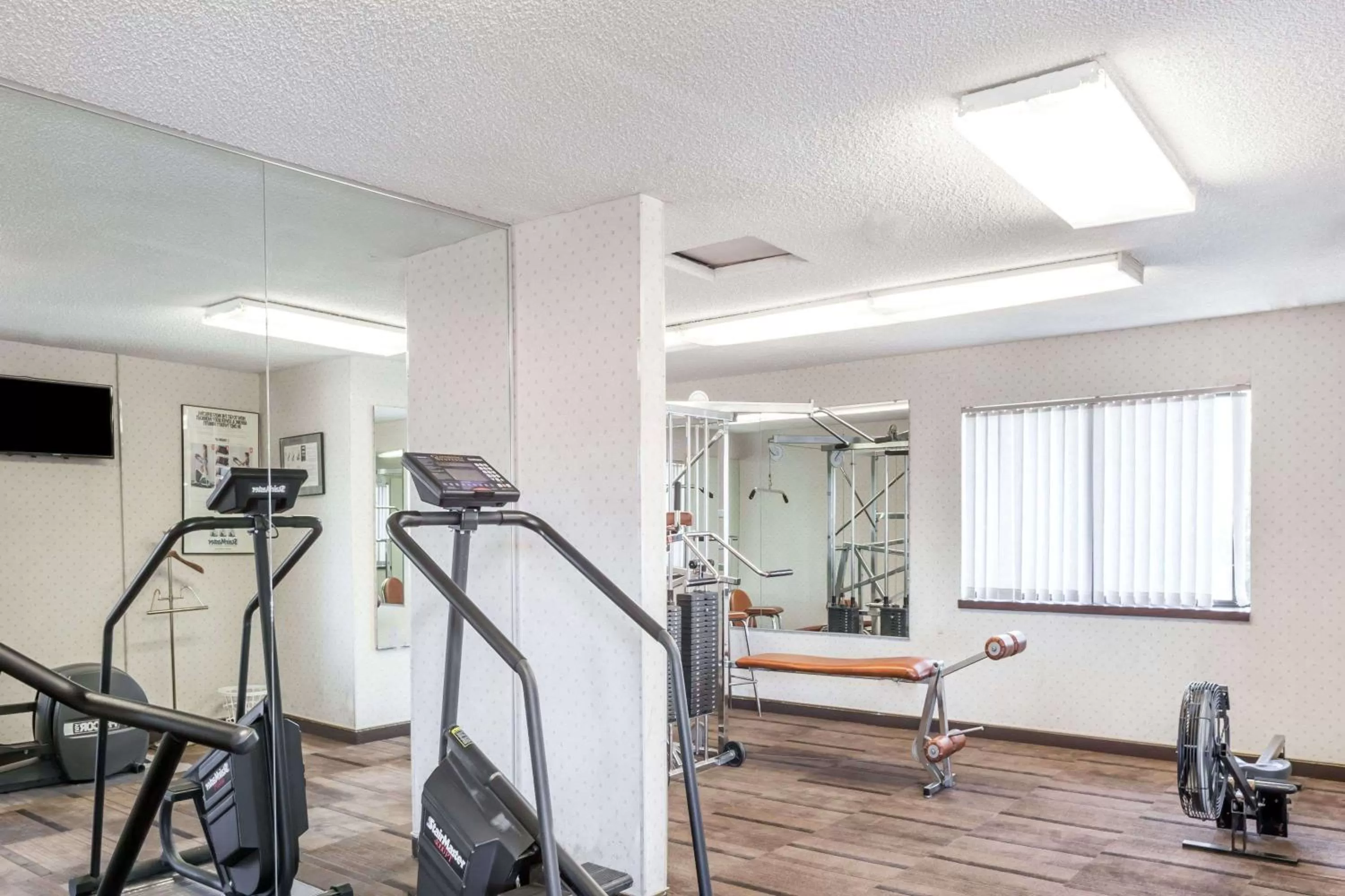 Fitness centre/facilities in Days Inn & Suites by Wyndham Sunnyvale