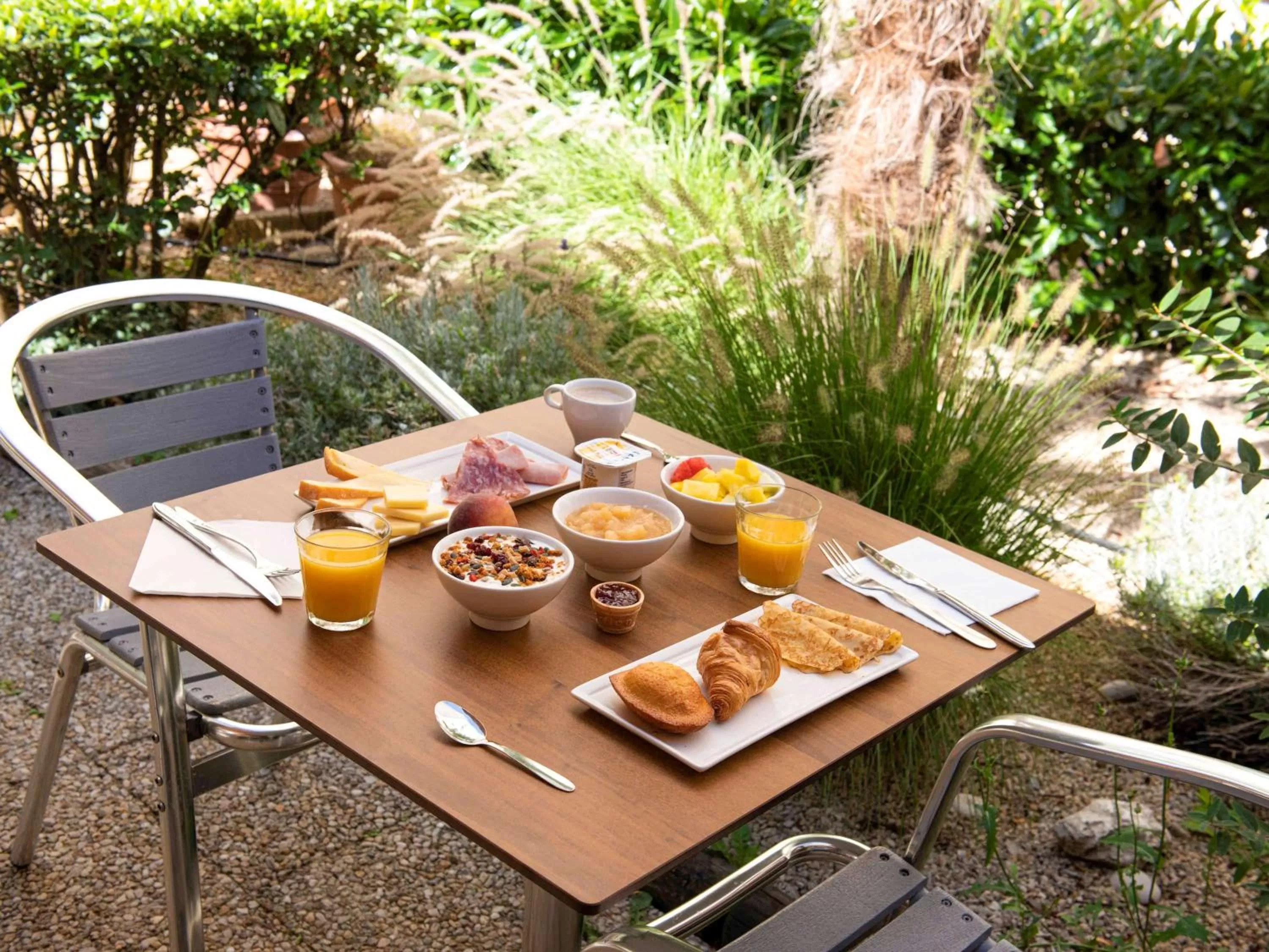 Restaurant/places to eat in ibis Tours Centre Gare