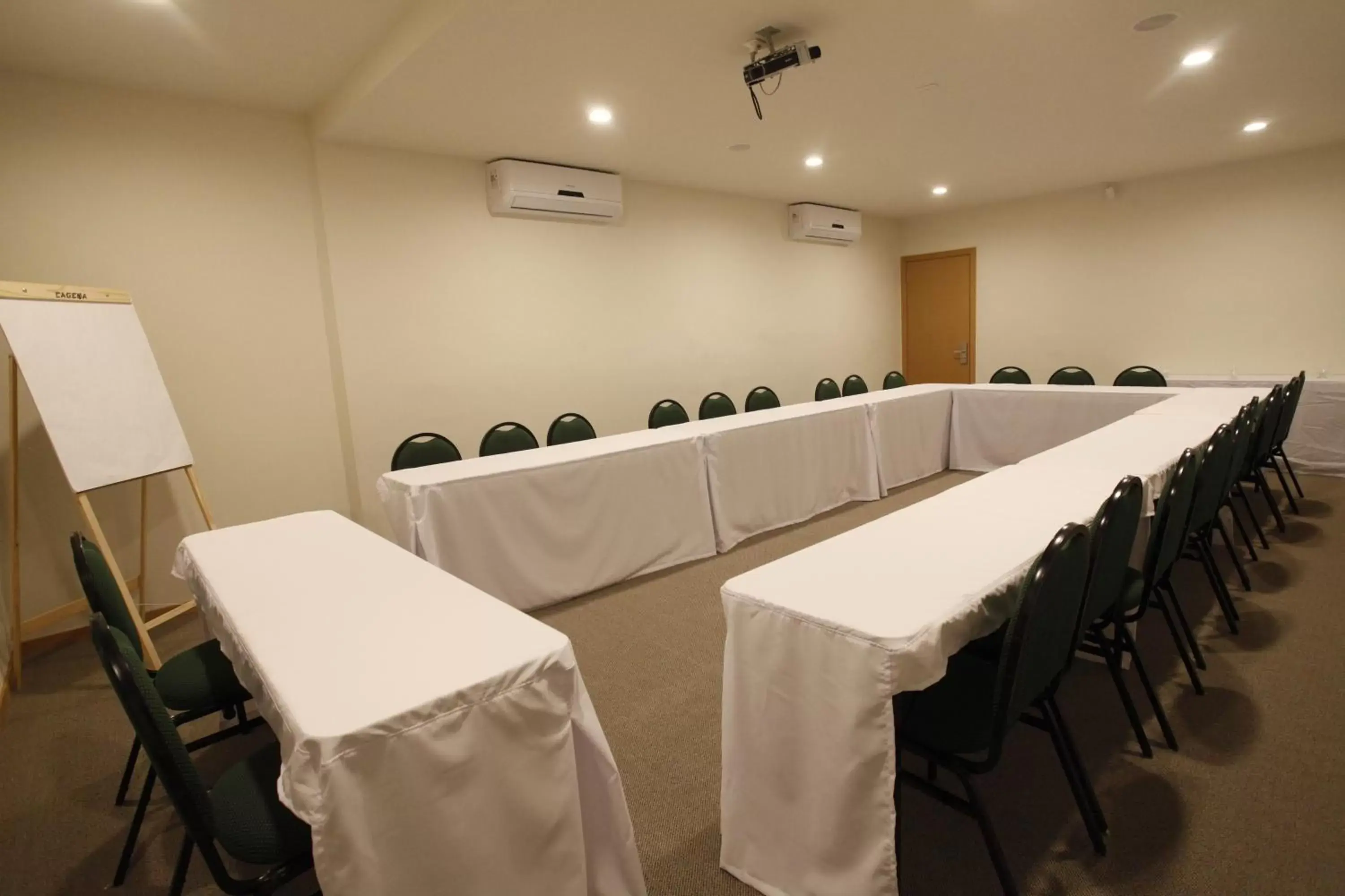 Banquet/Function facilities, Business Area/Conference Room in São Carlos Marklin Suítes