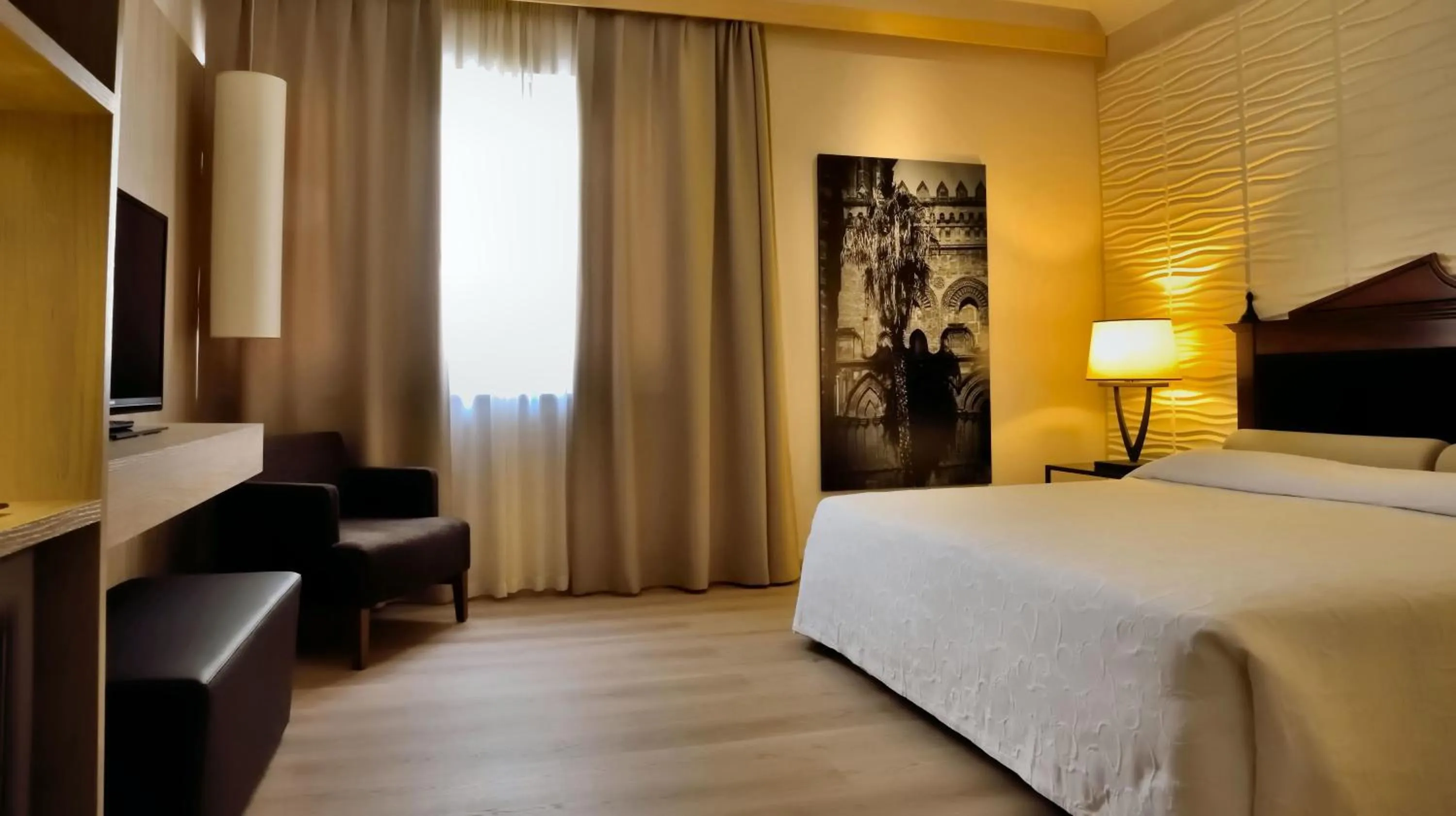 Photo of the whole room, Bed in Hotel Federico II Central Palace