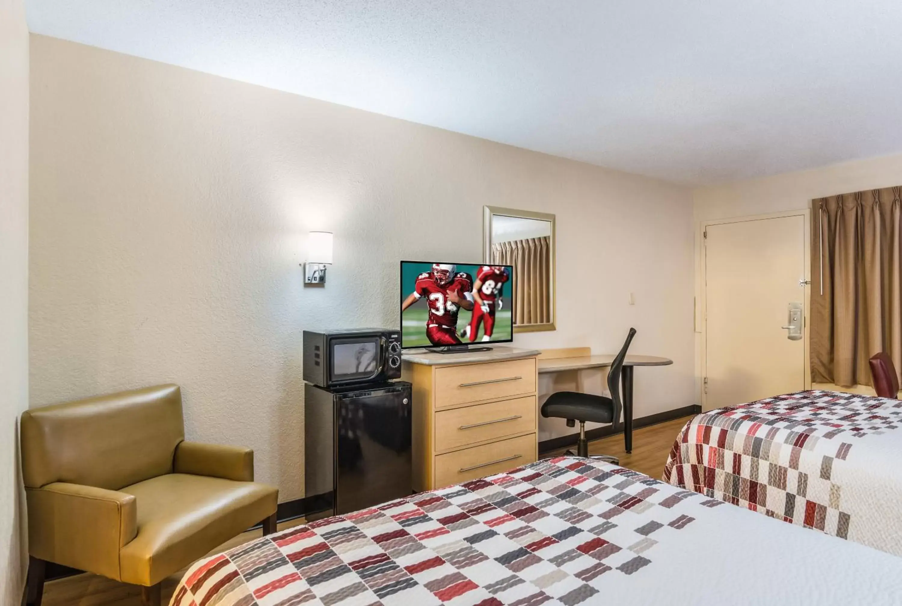 Photo of the whole room, Bed in Red Roof Inn Williamsburg Photo of the whole room, Bed in Red Roof Inn Williamsburg