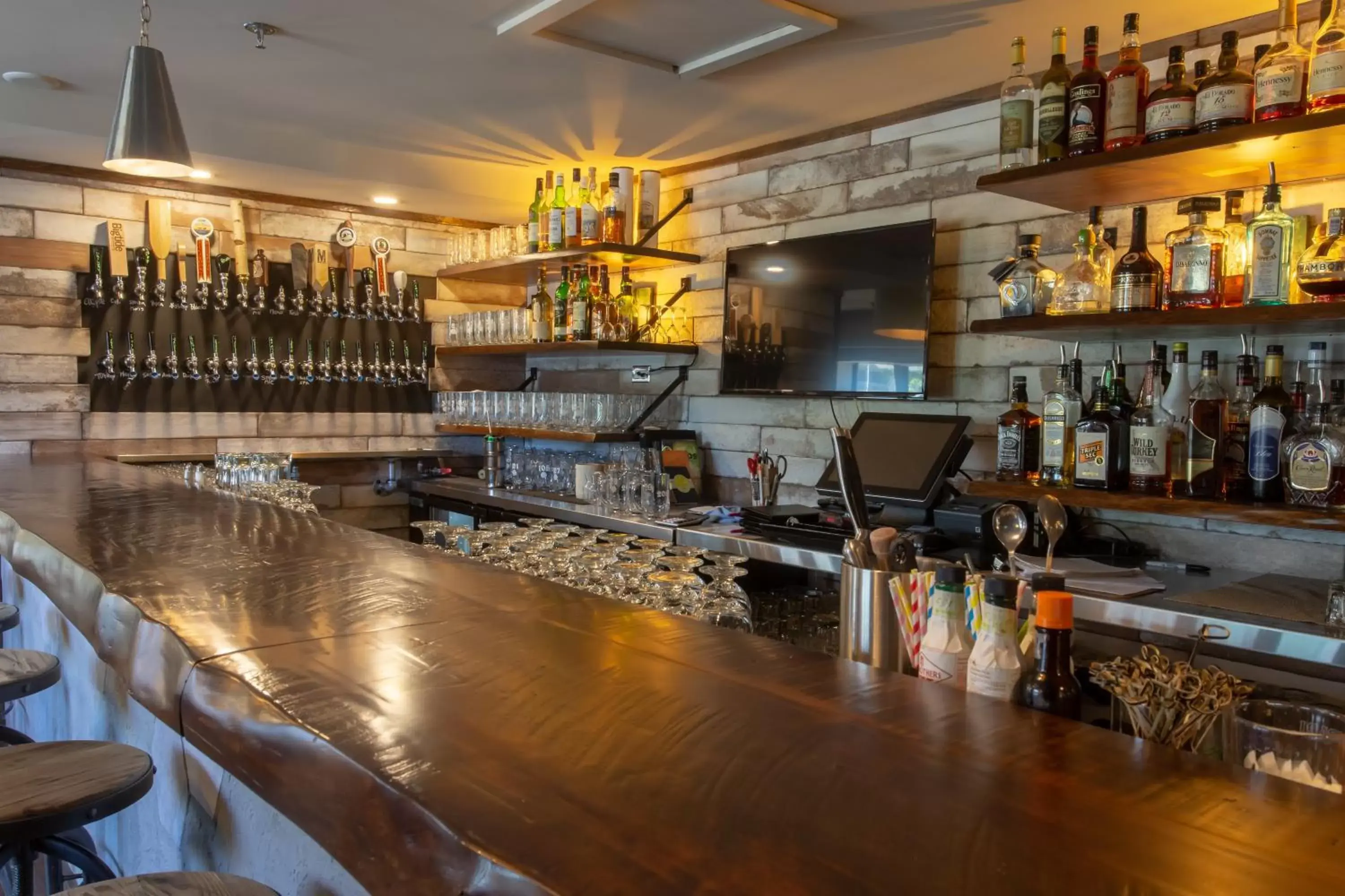 Lounge or bar in Crowne Plaza Fredericton Lord Beaverbrook by IHG Lounge or bar in Crowne Plaza Fredericton Lord Beaverbrook by IHG