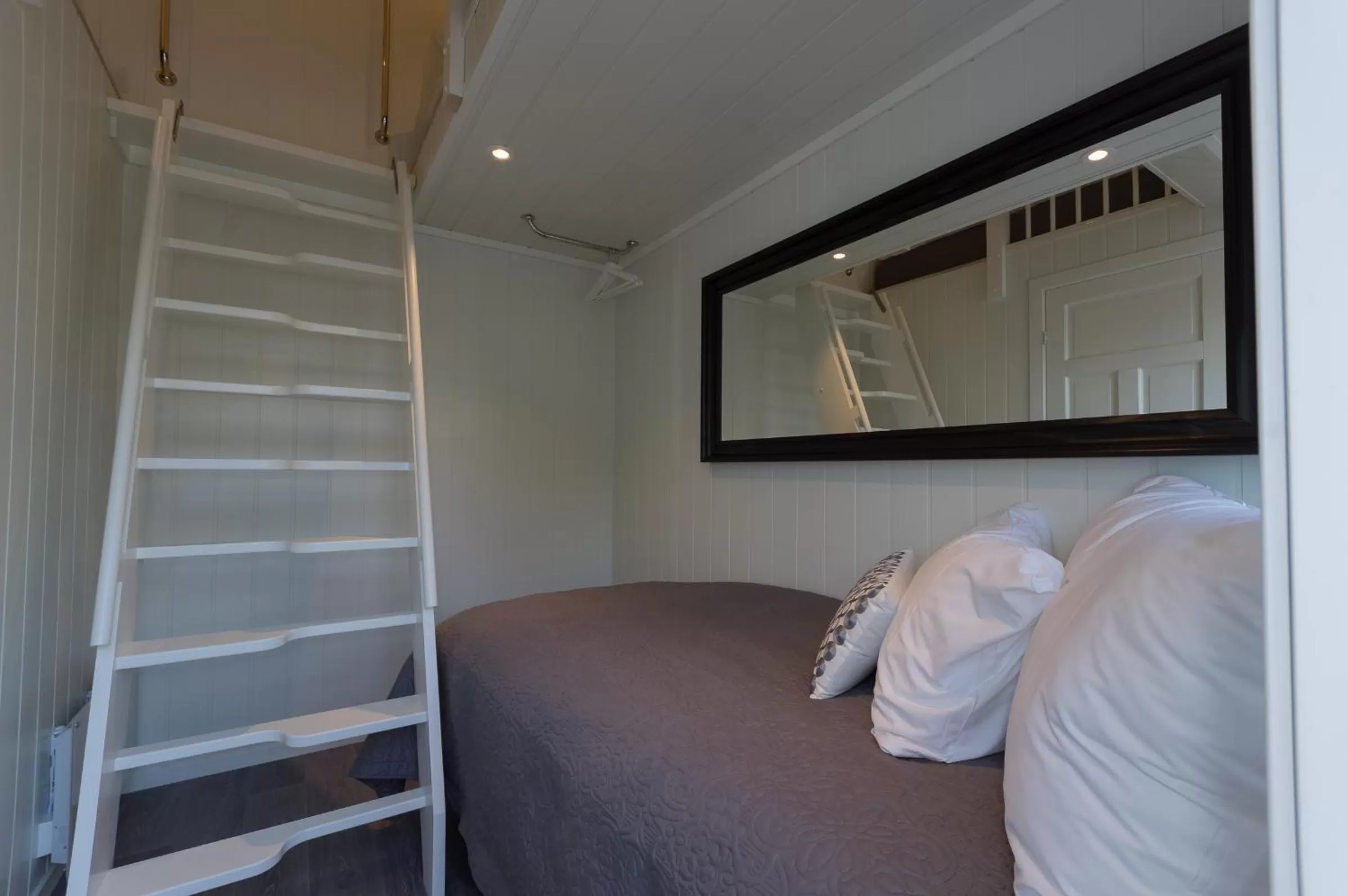 Bed in Krøgeneslåven Microtel