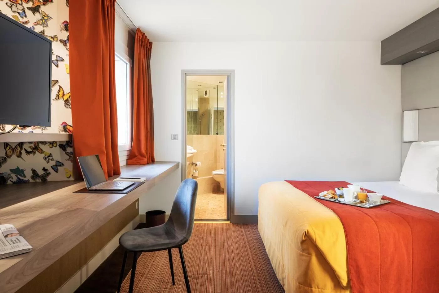 Photo of the whole room, Bed in Hôtel Paris Neuilly