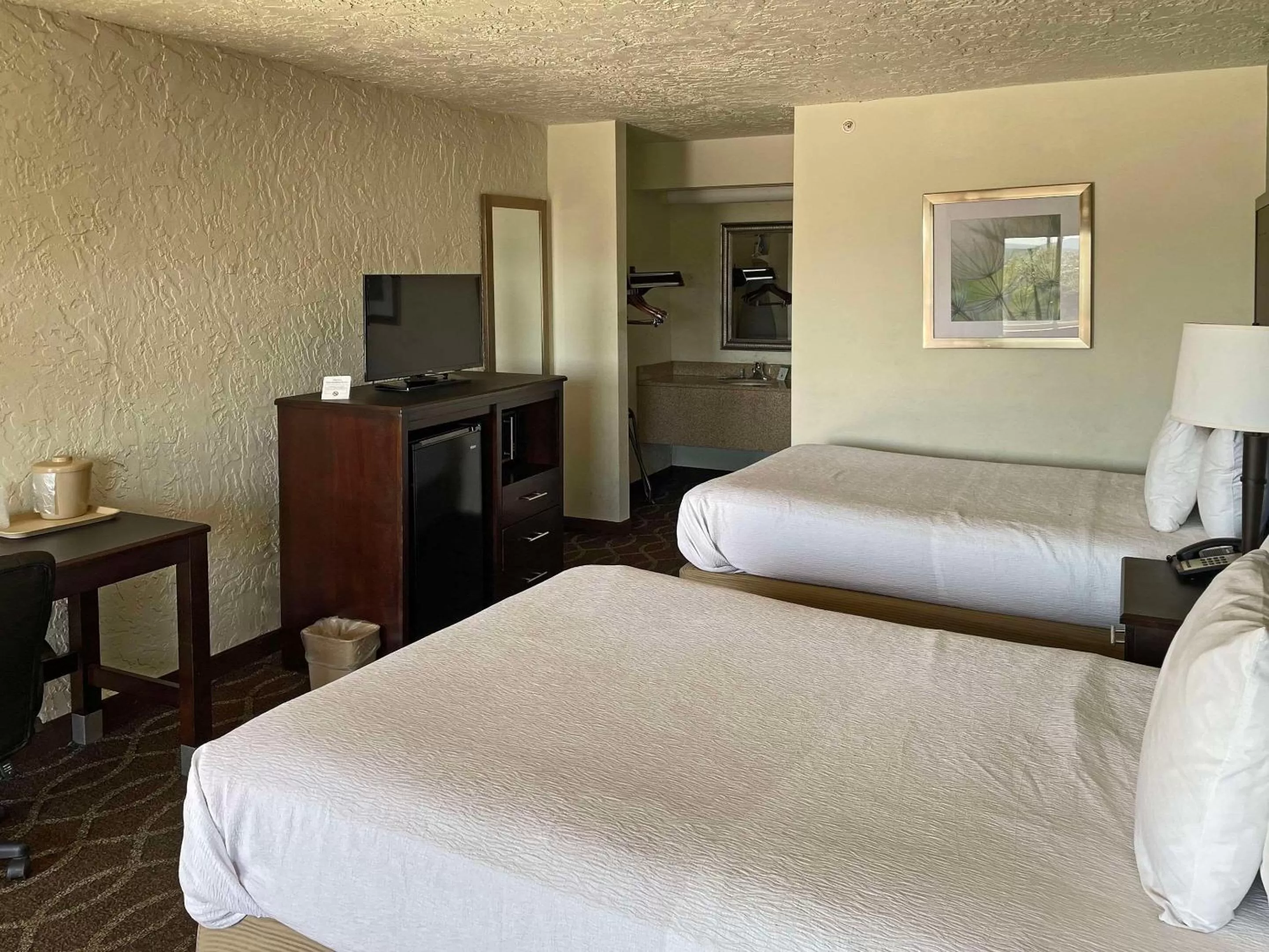 Bedroom, Bed in Quality Inn Clinton North