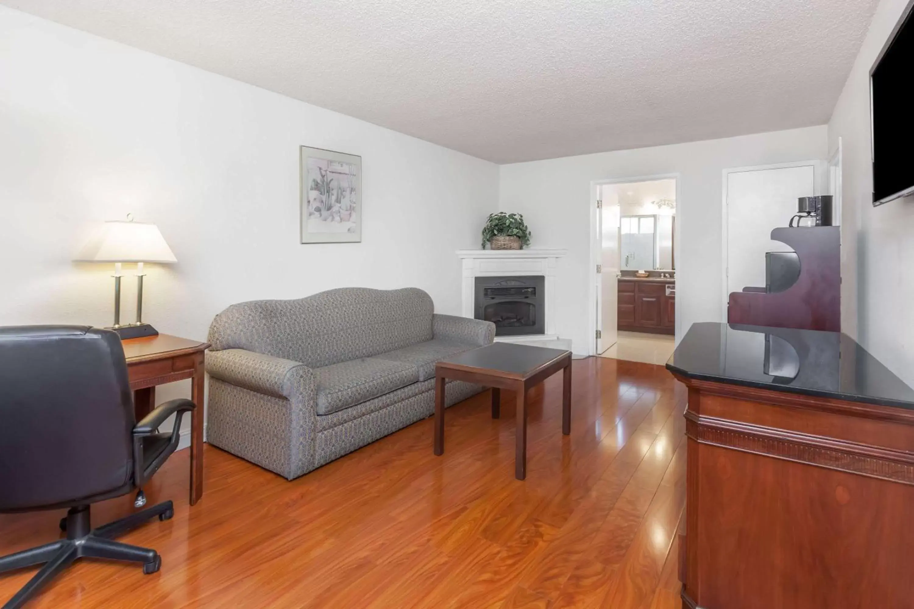 Photo of the whole room, Seating Area in Days Inn & Suites by Wyndham Sunnyvale