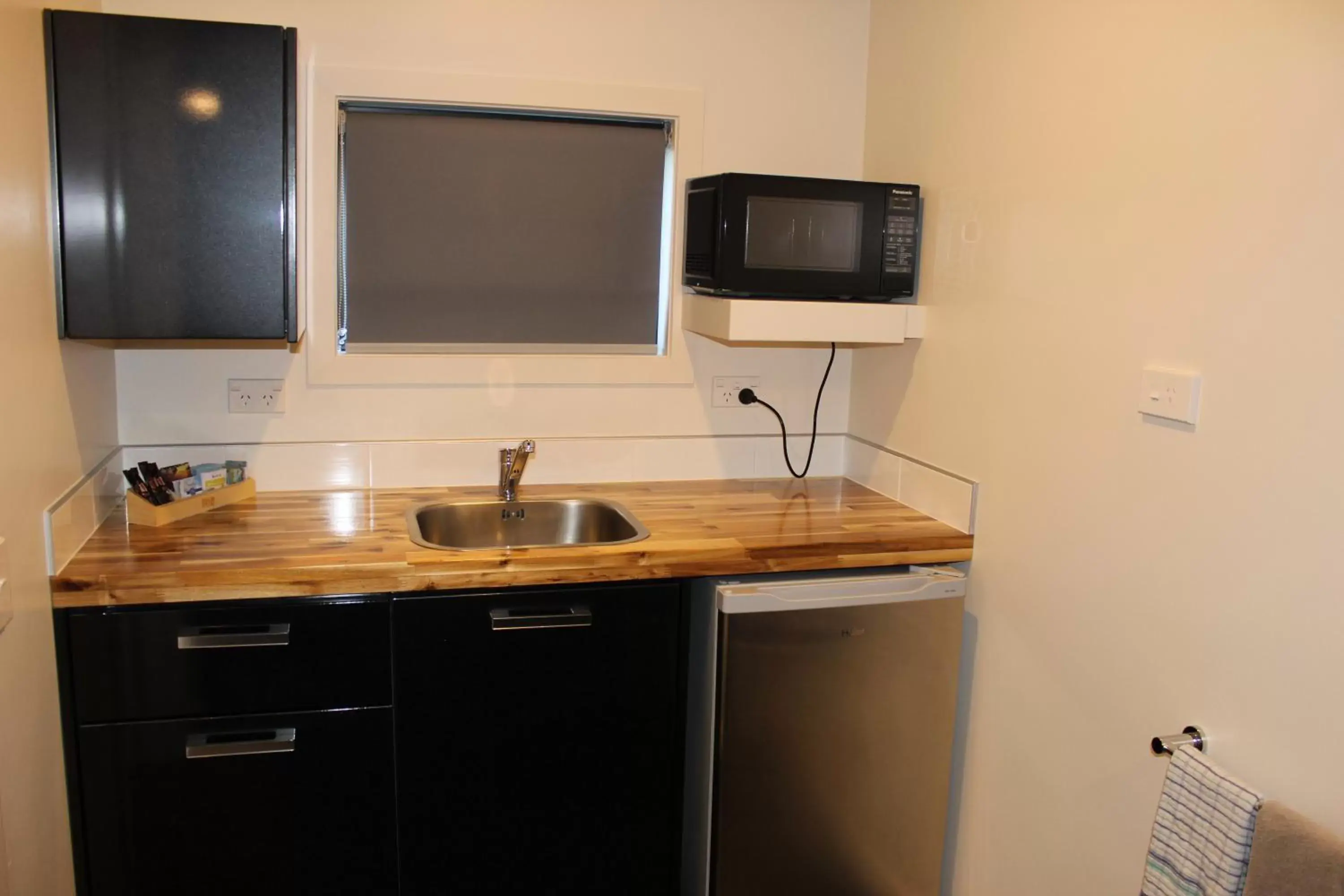 Kitchen or kitchenette, Kitchen/Kitchenette in ASURE Townsman Motor Lodge