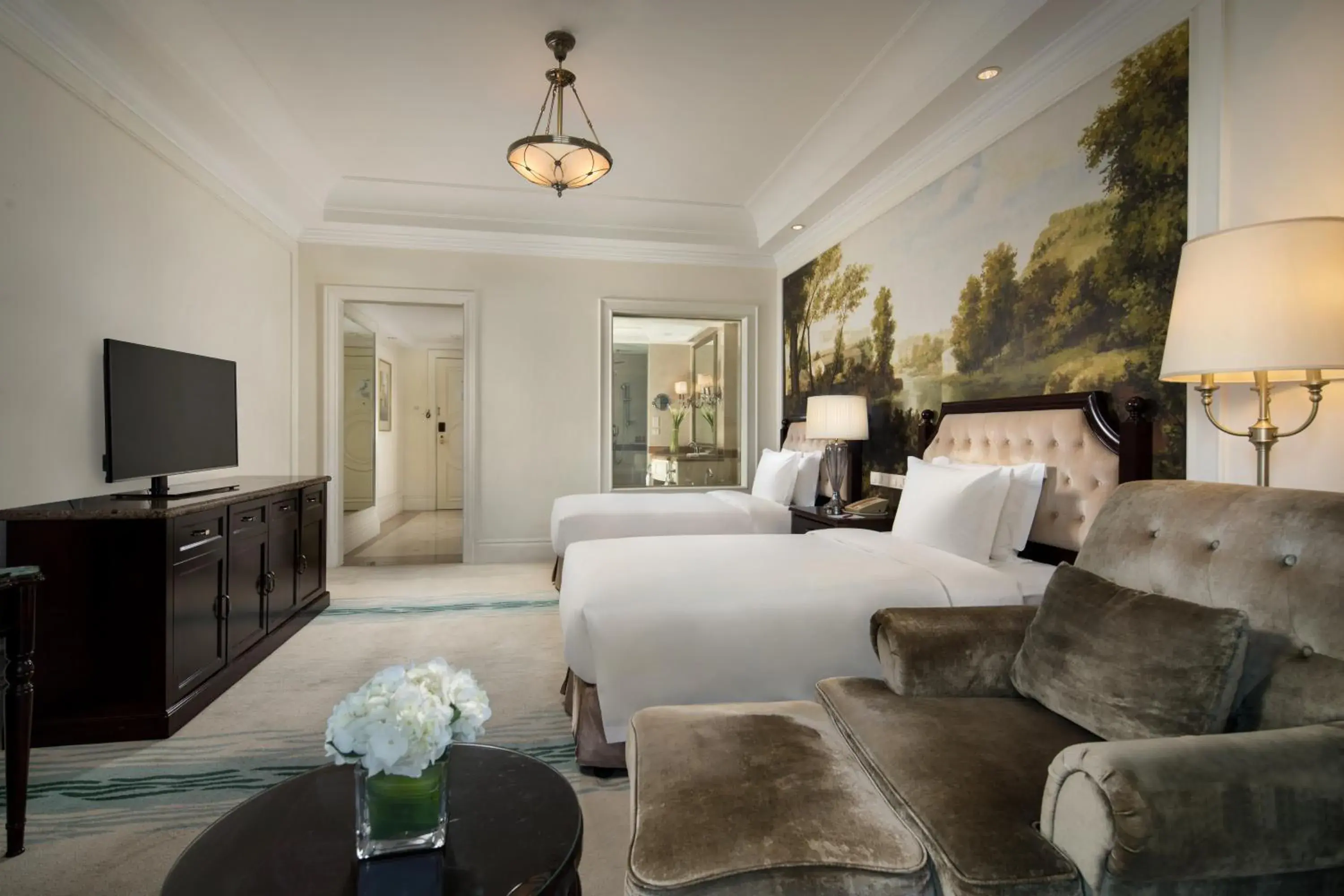 Bed, Seating Area in Crowne Plaza Ocean Spring Resort, an IHG Hotel