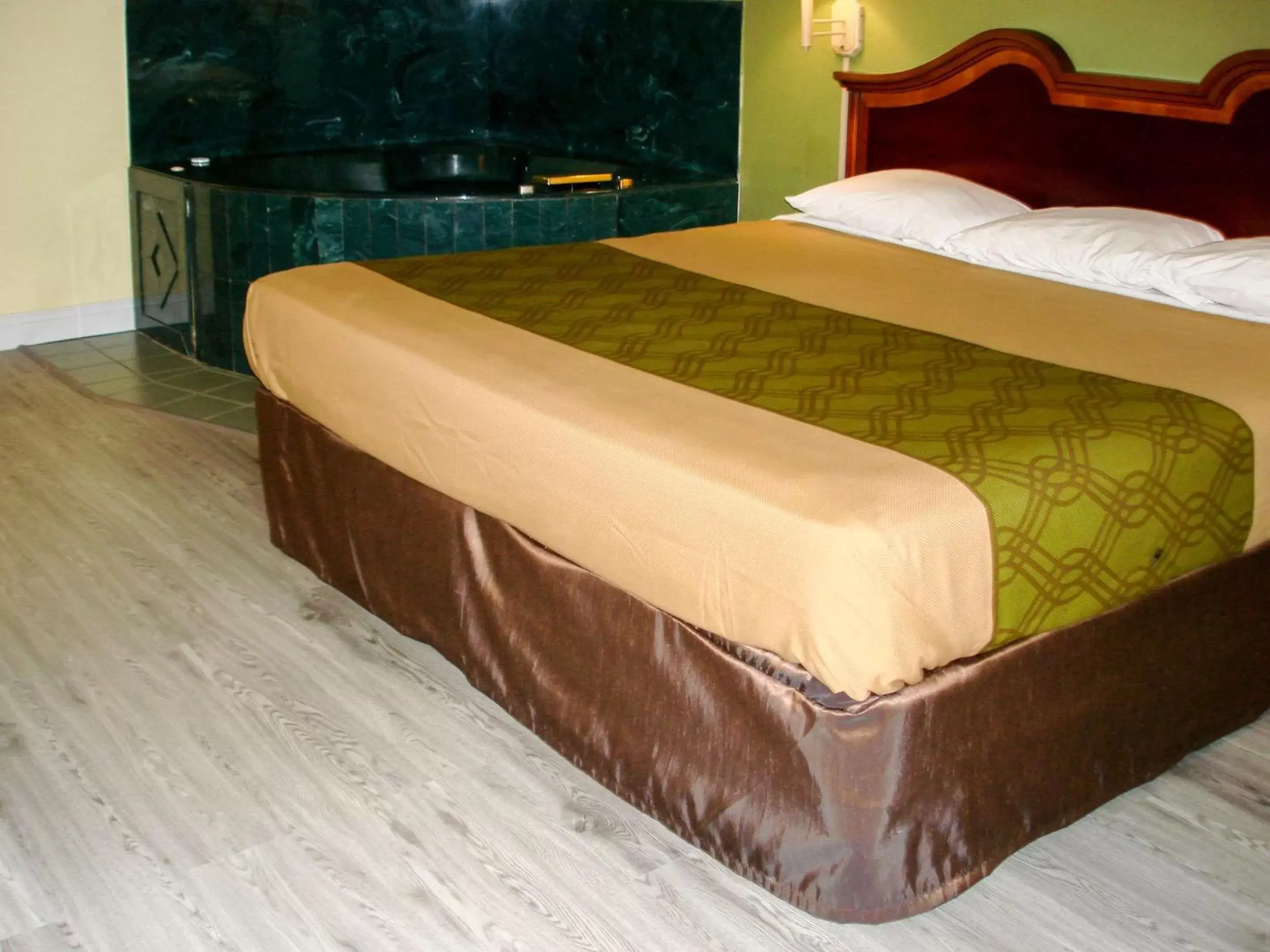 Photo of the whole room, Bed in Econo Lodge Texarkana I-30