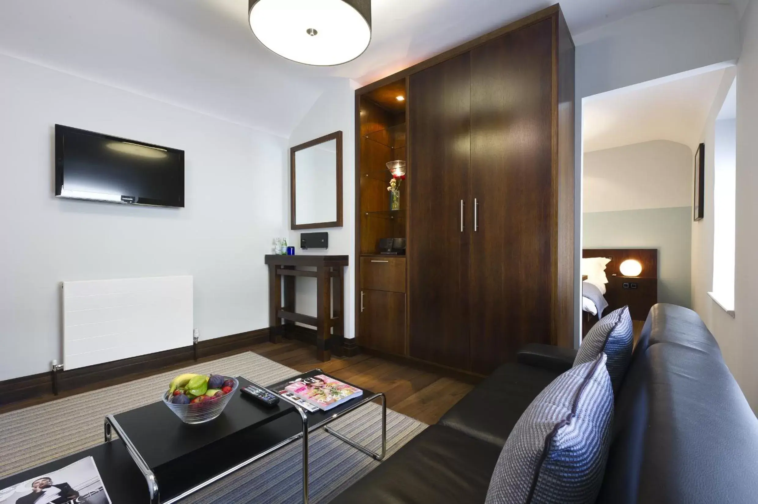 Living room, TV/Entertainment Center in Claremont Hotel