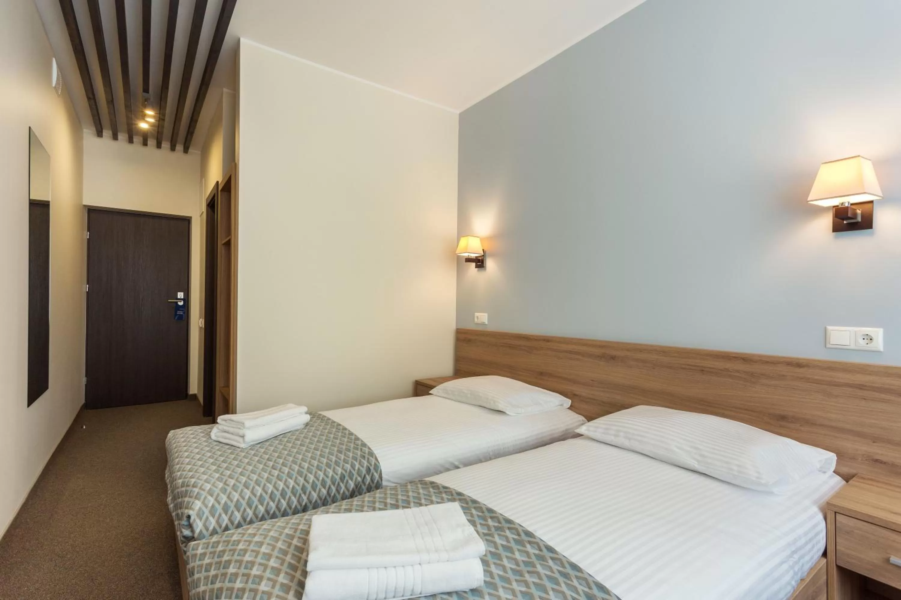 Photo of the whole room, Bed in Old Town Trio