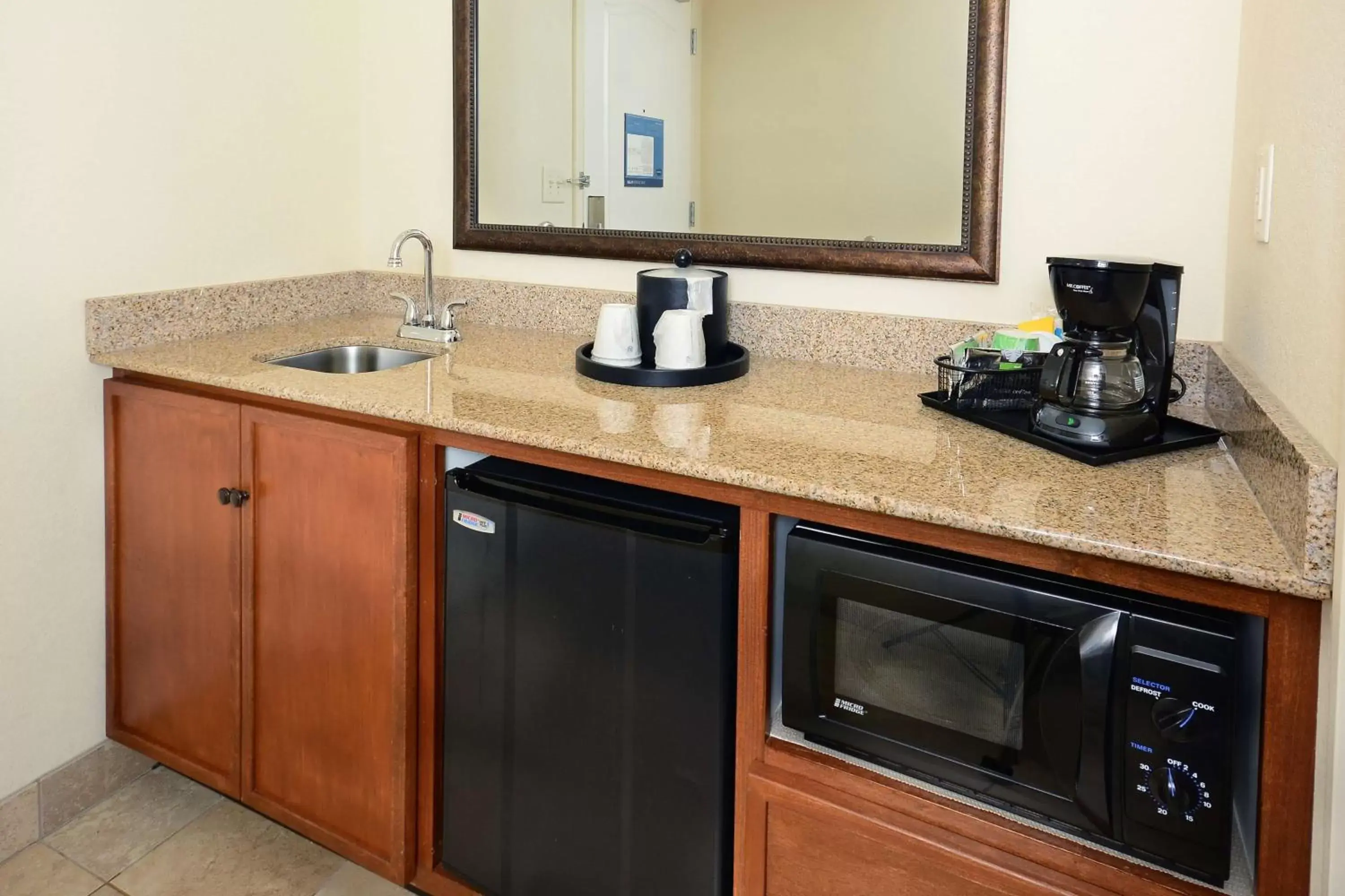 Bed, Kitchen/Kitchenette in Hampton Inn & Suites Durham North I-85