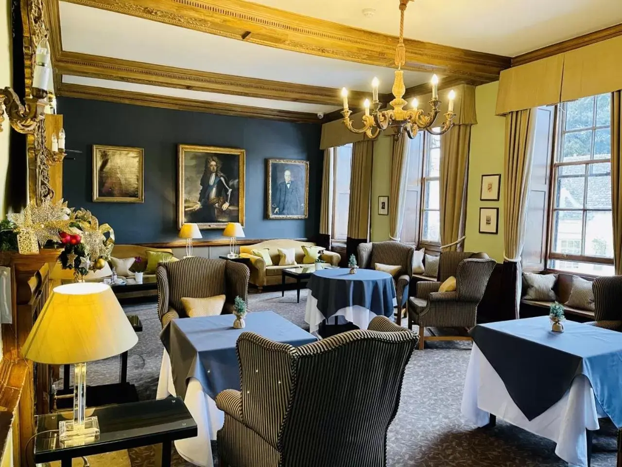 Lounge or bar, Restaurant/Places to Eat in Macdonald Bear Hotel