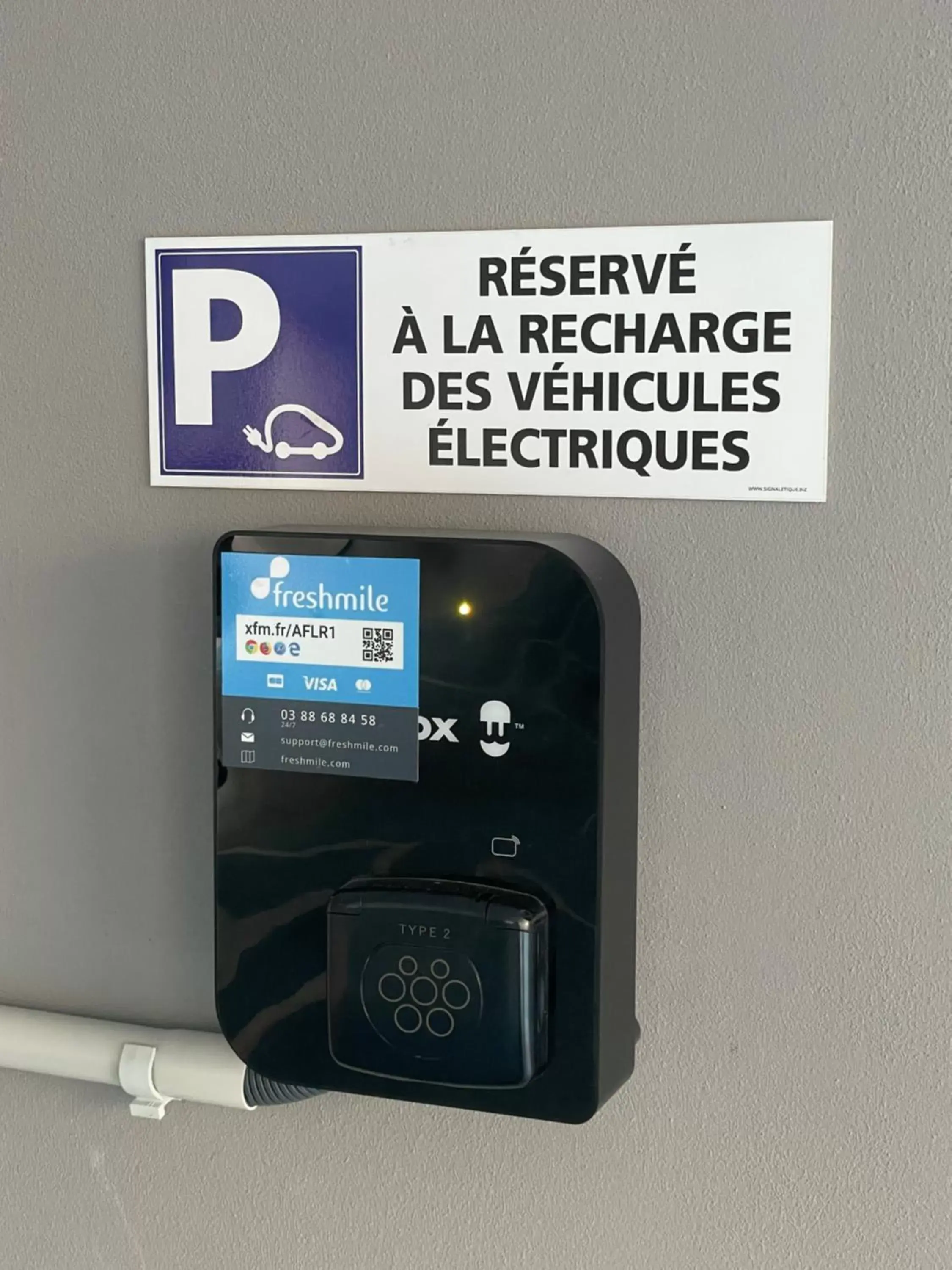 Parking in Privilège Hôtel & Apparts Eurociel Centre Comédie