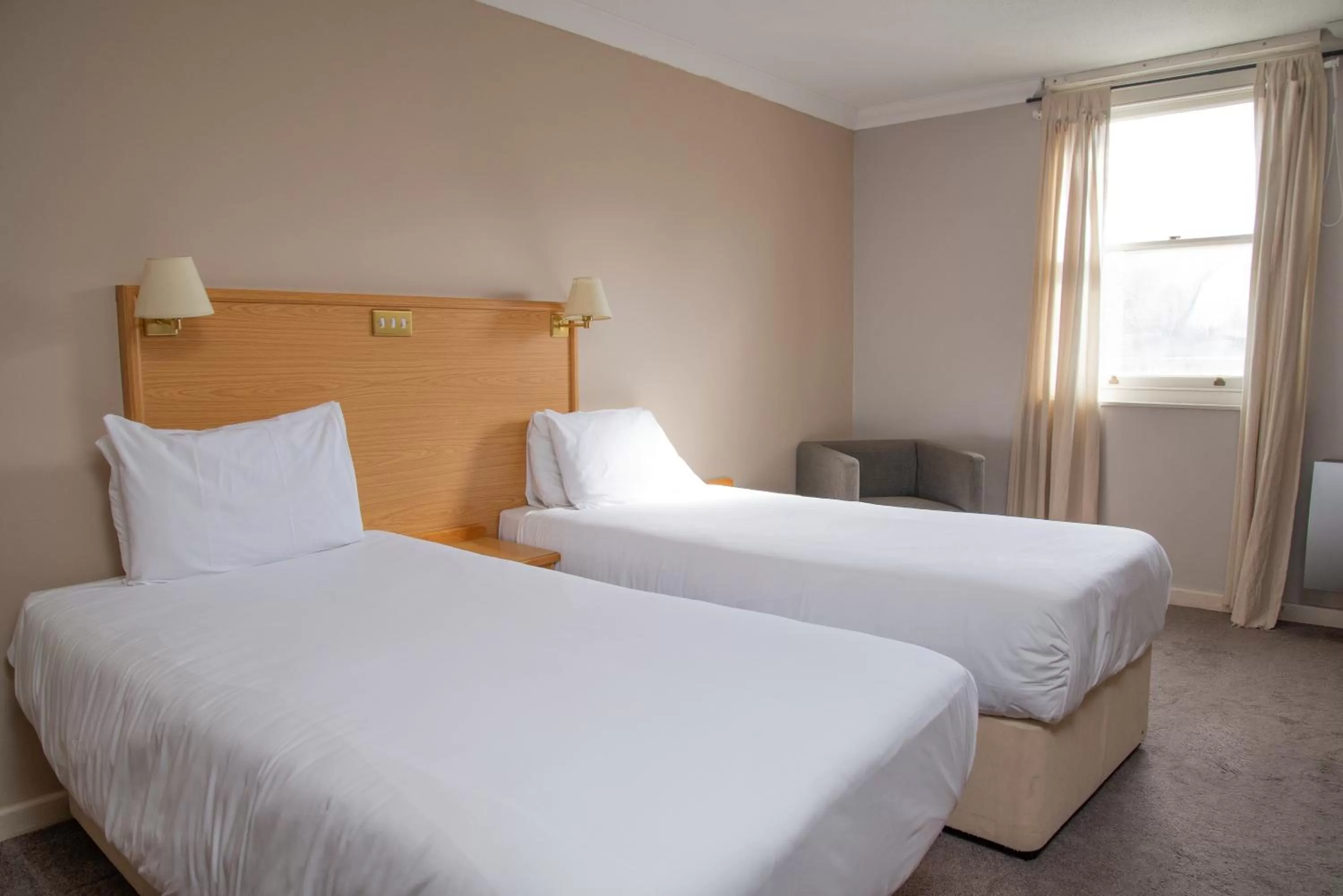 Bedroom, Bed in Royal Hotel, Bar & Grill