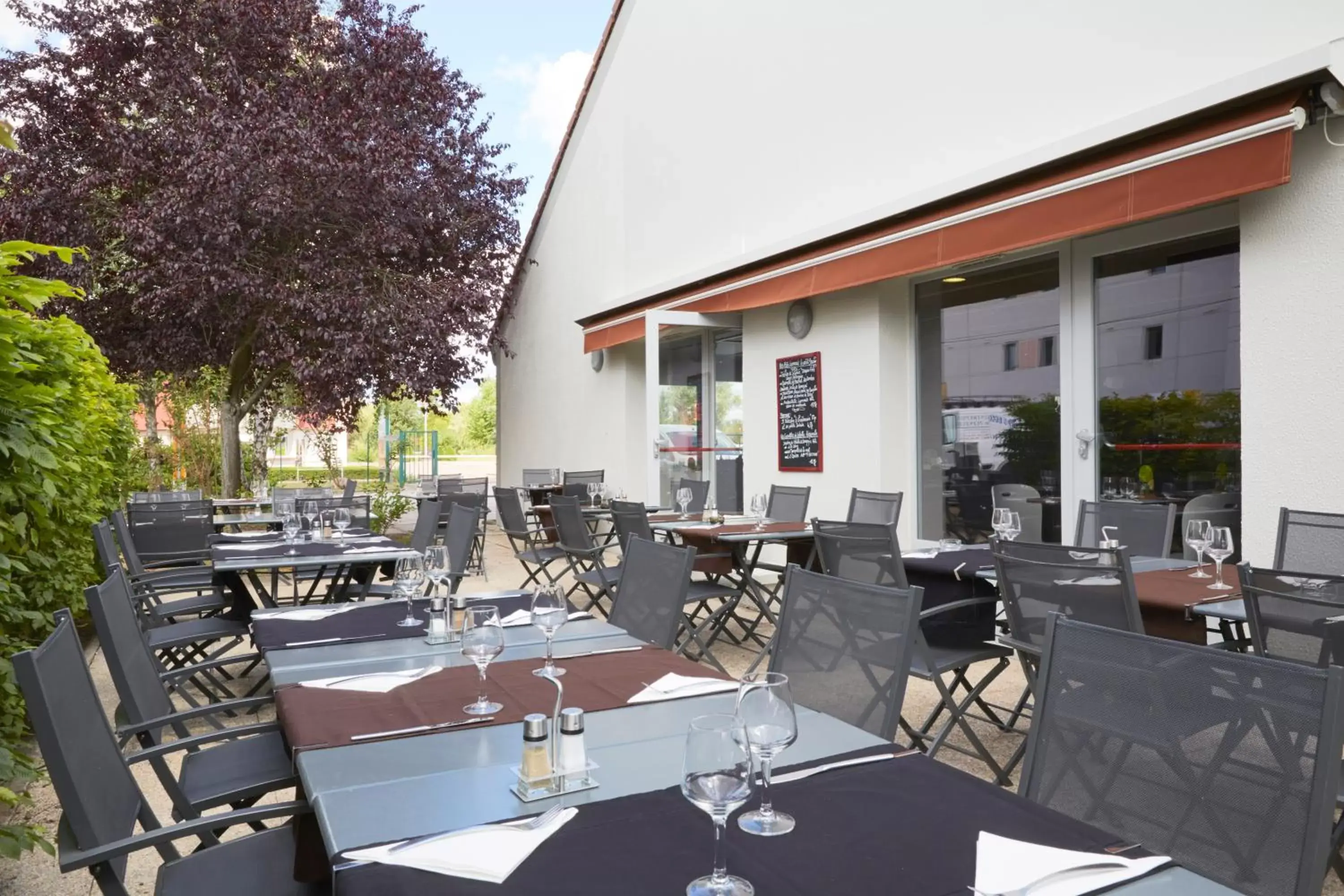 Patio, Restaurant/Places to Eat in Campanile Chalon sur Saône
