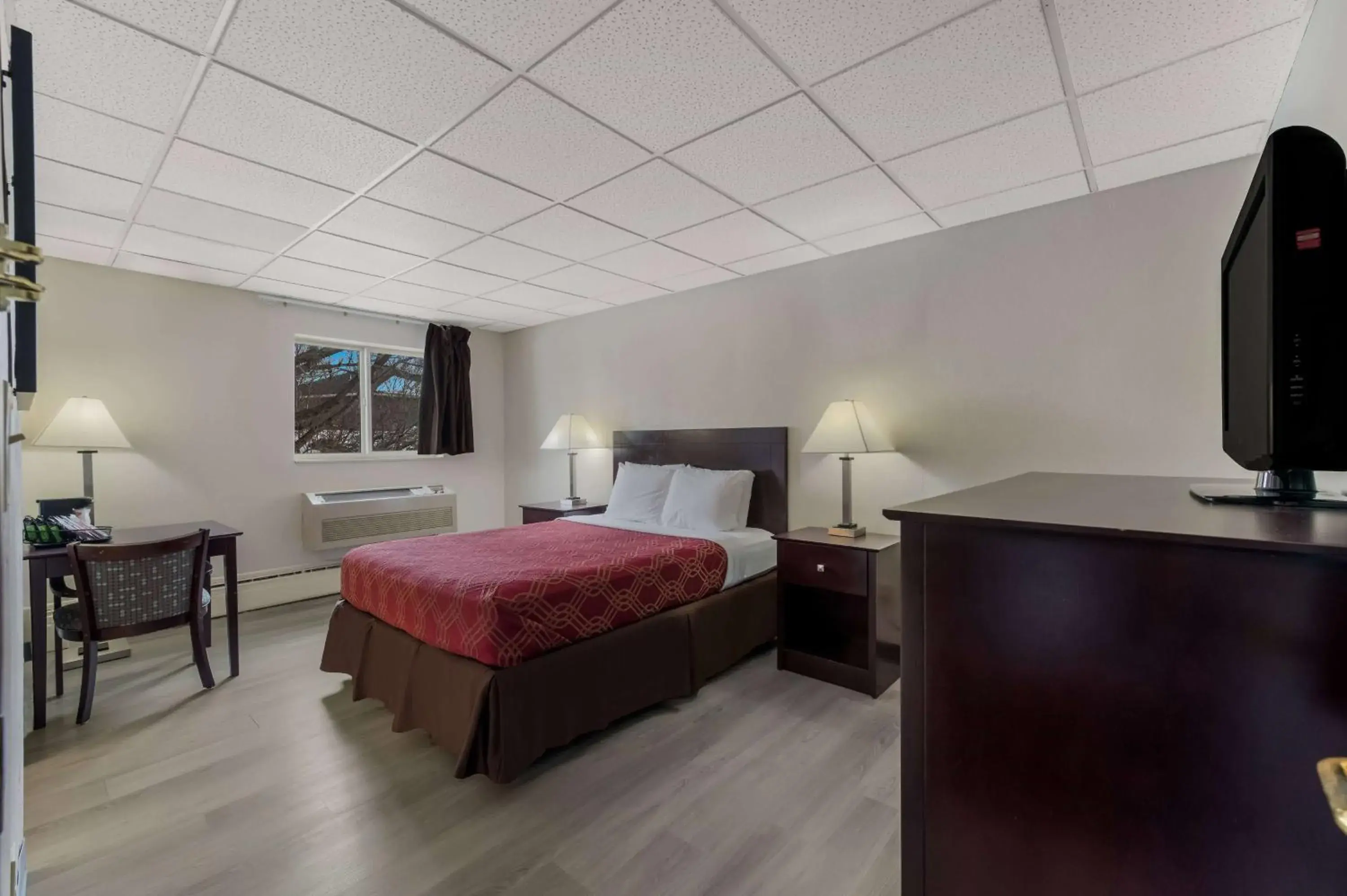 Queen Room - Non-Smoking in Econo Lodge Inn & Suites Queen Room - Non-Smoking in Econo Lodge Inn & Suites