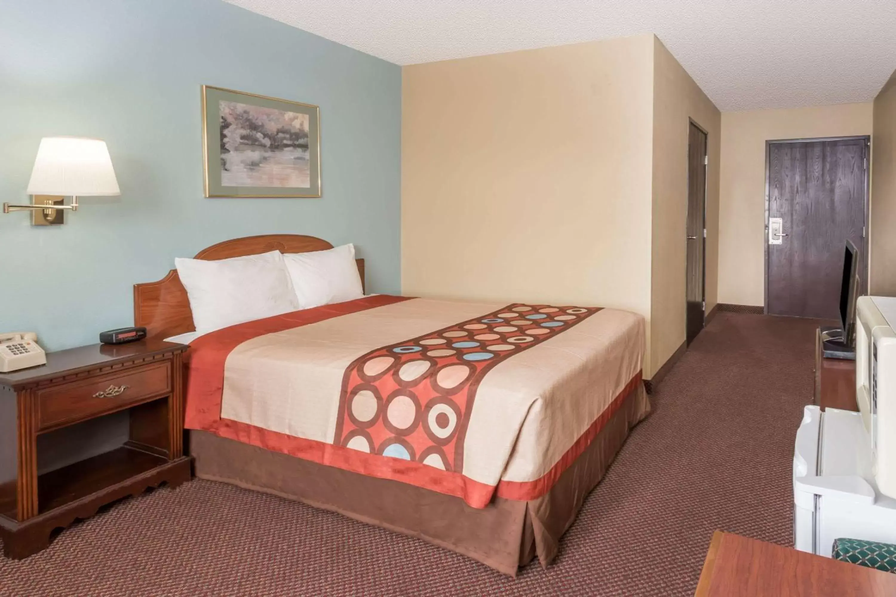 Photo of the whole room, Bed in Super 8 by Wyndham Woodstock