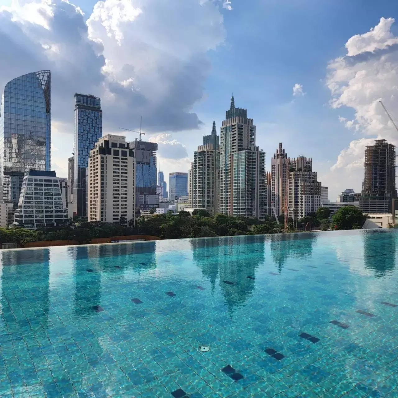 Swimming pool in Sivatel Bangkok Hotel Swimming pool in Sivatel Bangkok Hotel