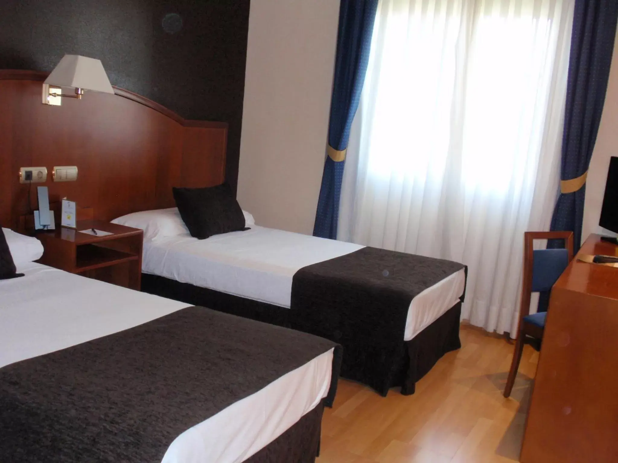 Photo of the whole room, Bed in Ponferrada Plaza