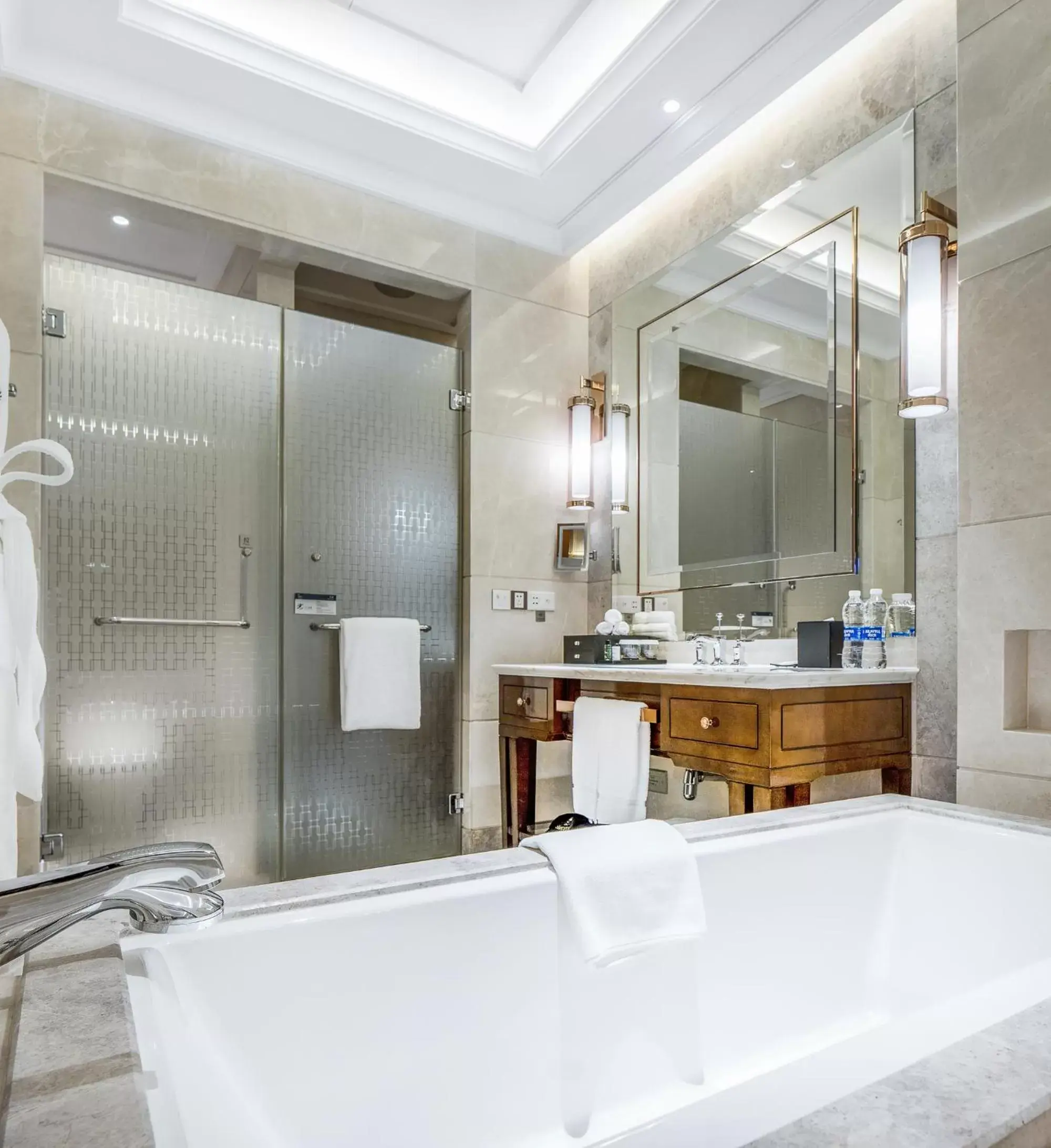 Toilet, Bathroom in Sheraton Grand Wuhan Hankou Hotel - Let's take a look at the moment of Wuhan