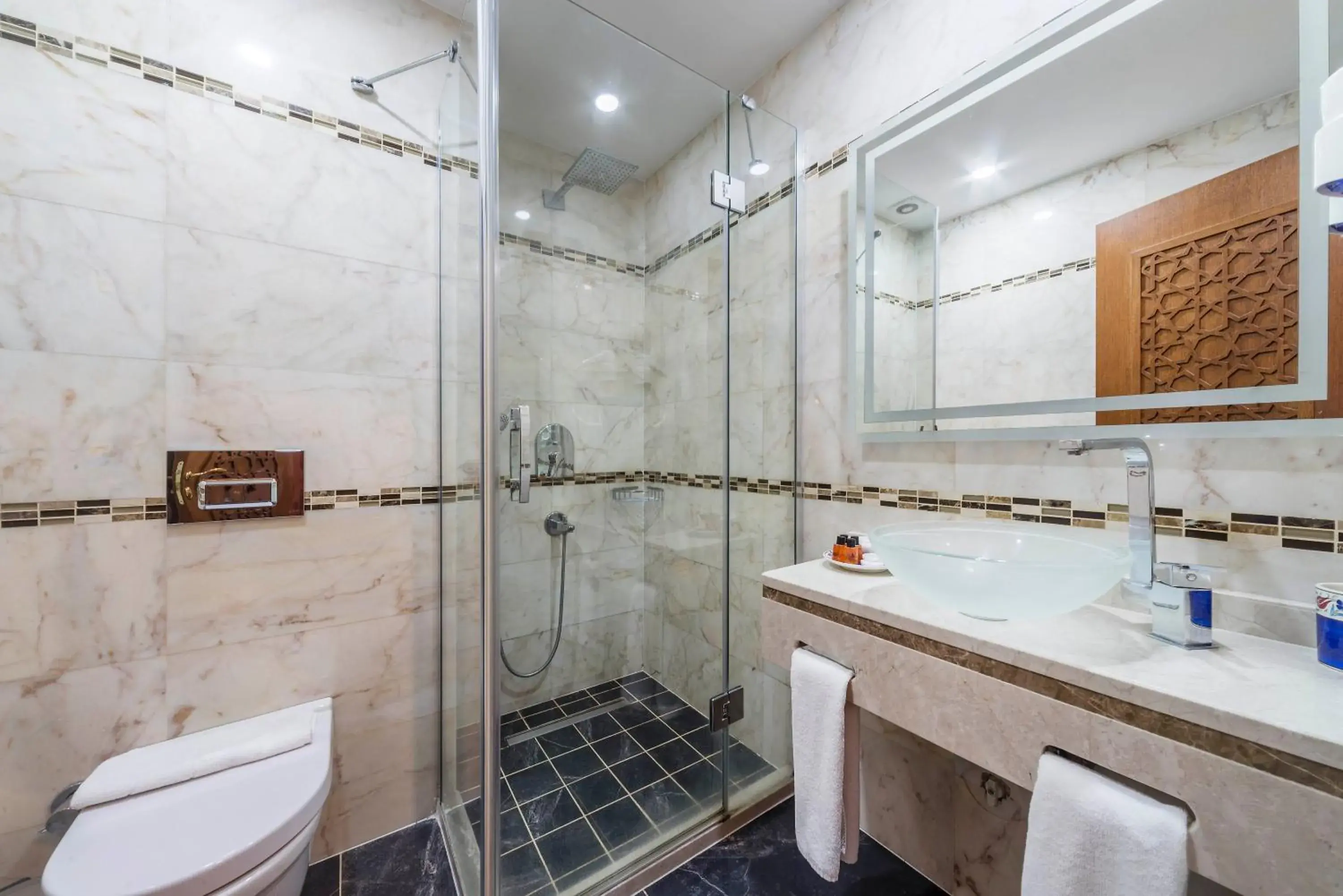 Shower, Bathroom in Lalinn Hotel
