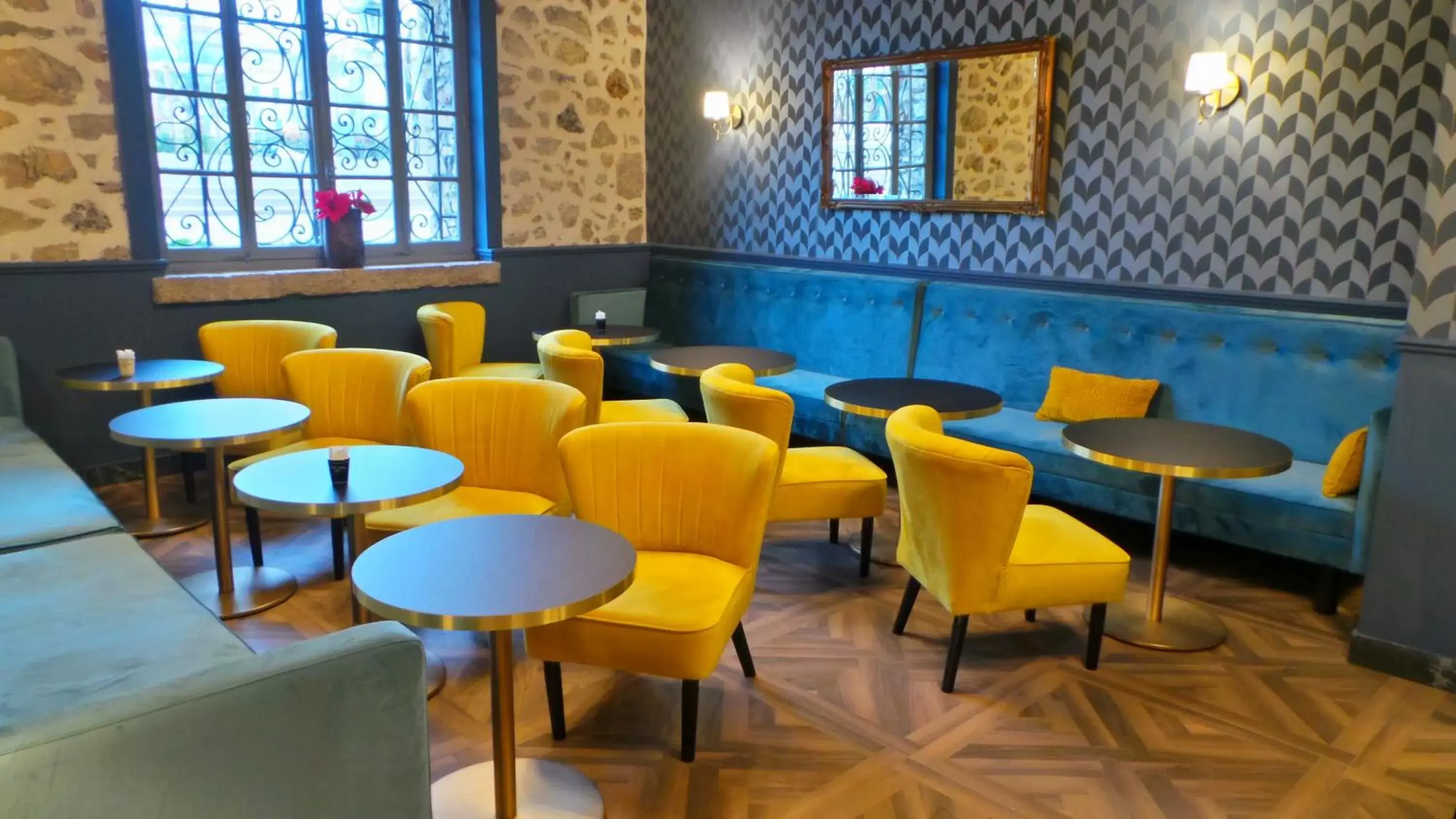 Communal lounge/ TV room, Restaurant/Places to Eat in Hotel Relais Du Postillon