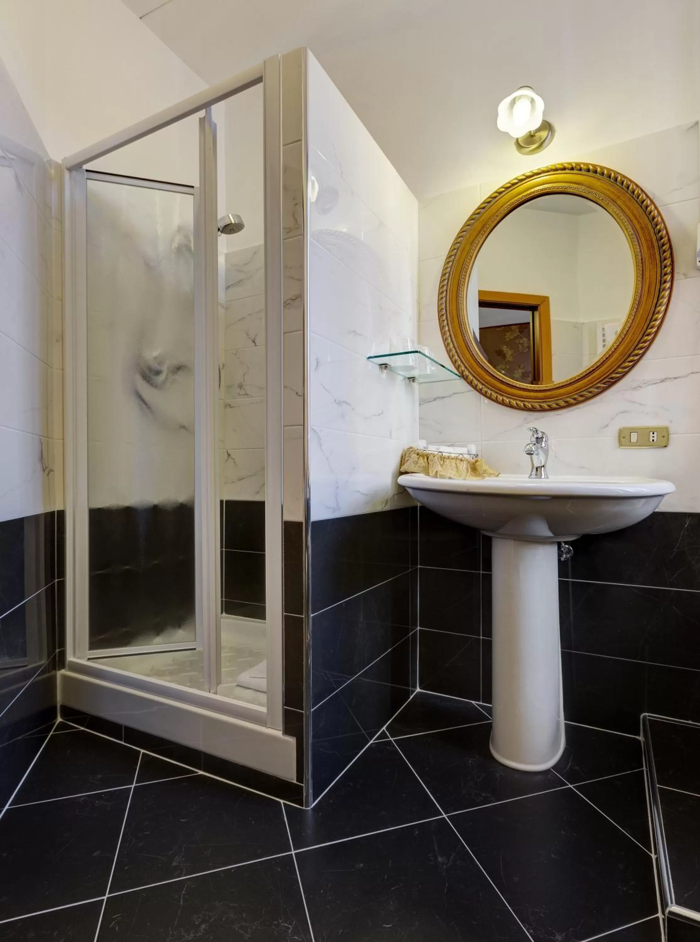 Shower in Hotel Residenza In Farnese