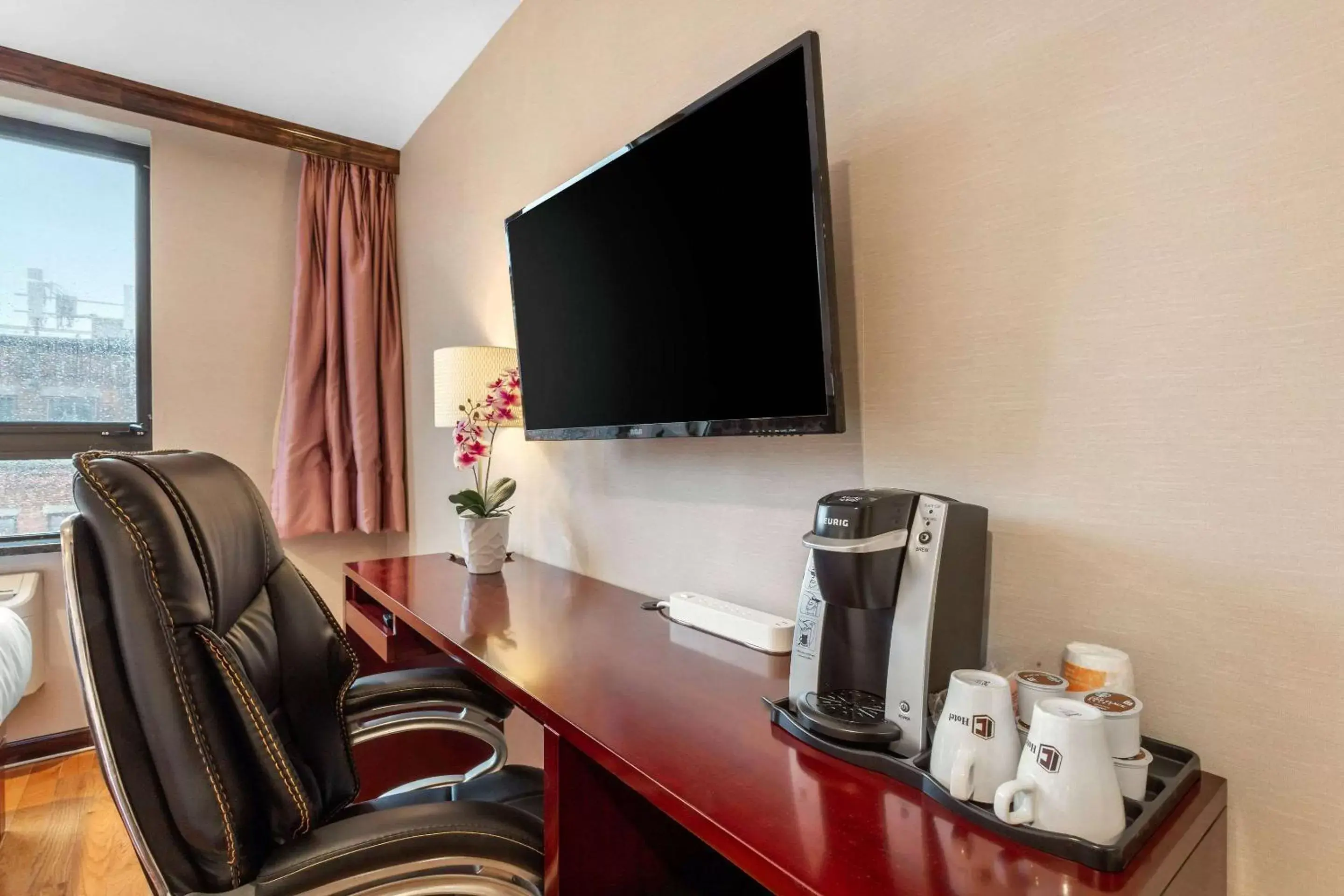 Photo of the whole room, TV/Entertainment Center in The L Hotel, Ascend Hotel Collection