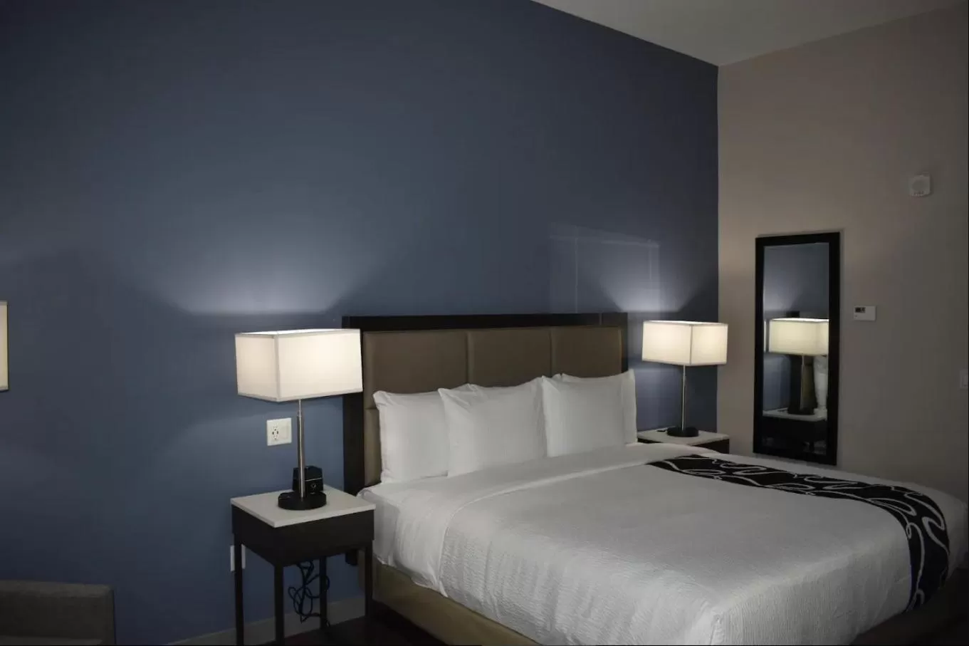Photo of the whole room, Bed in La Quinta Inn & Suites by Wyndham San Bernardino