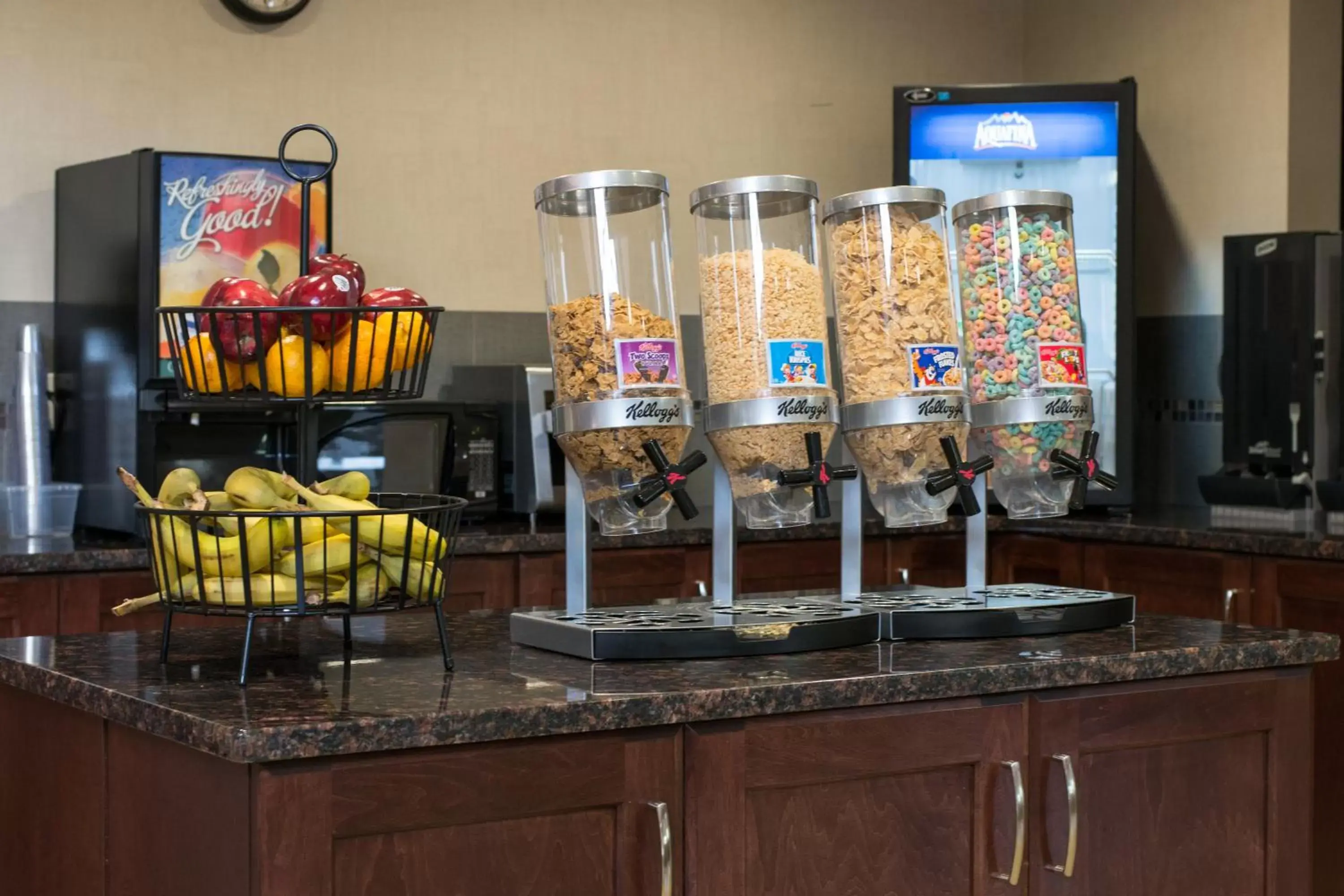 Continental breakfast, Coffee/Tea Facilities in Cobble Creek Lodge