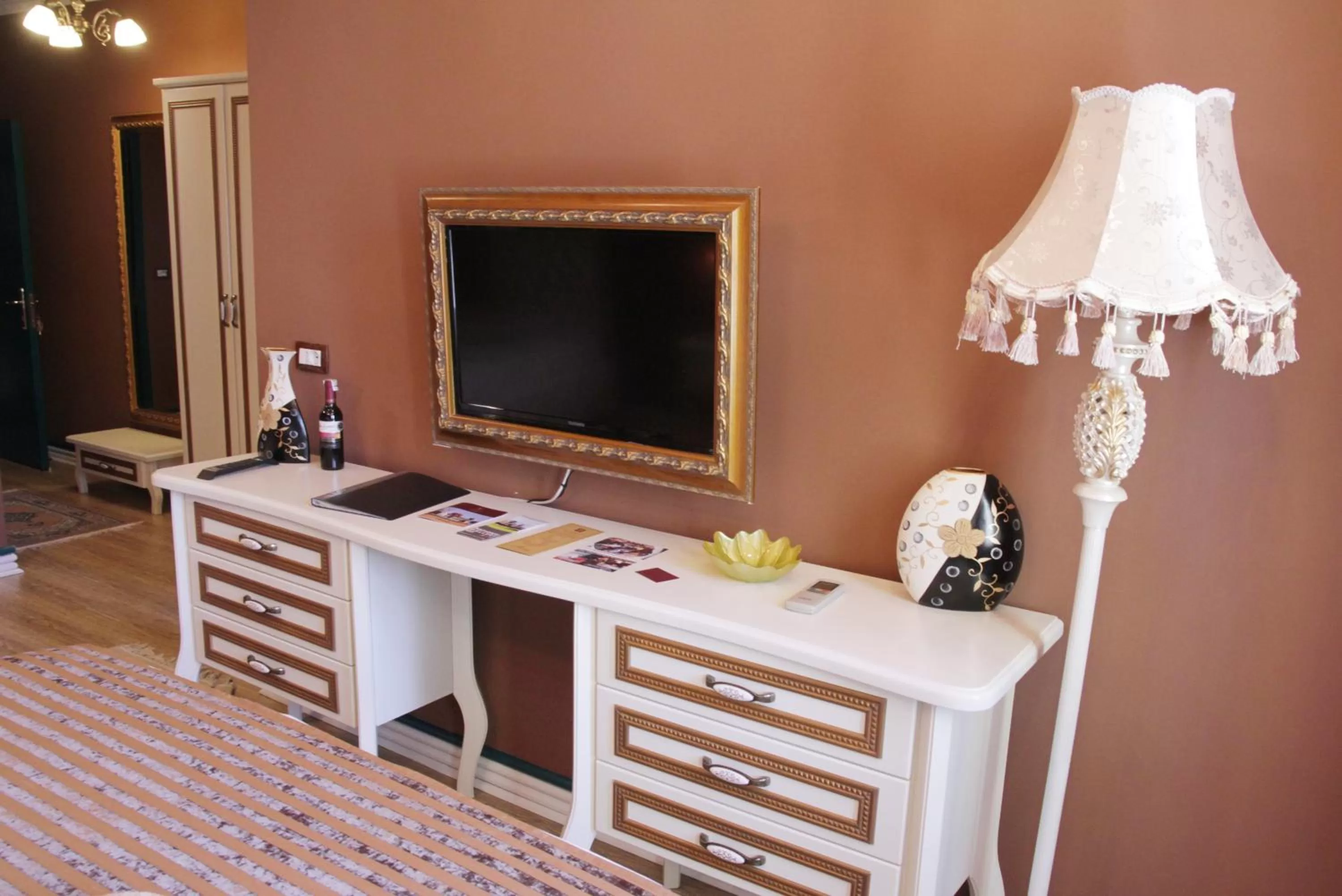 TV and multimedia in Hotel Villa Fernando Tirana