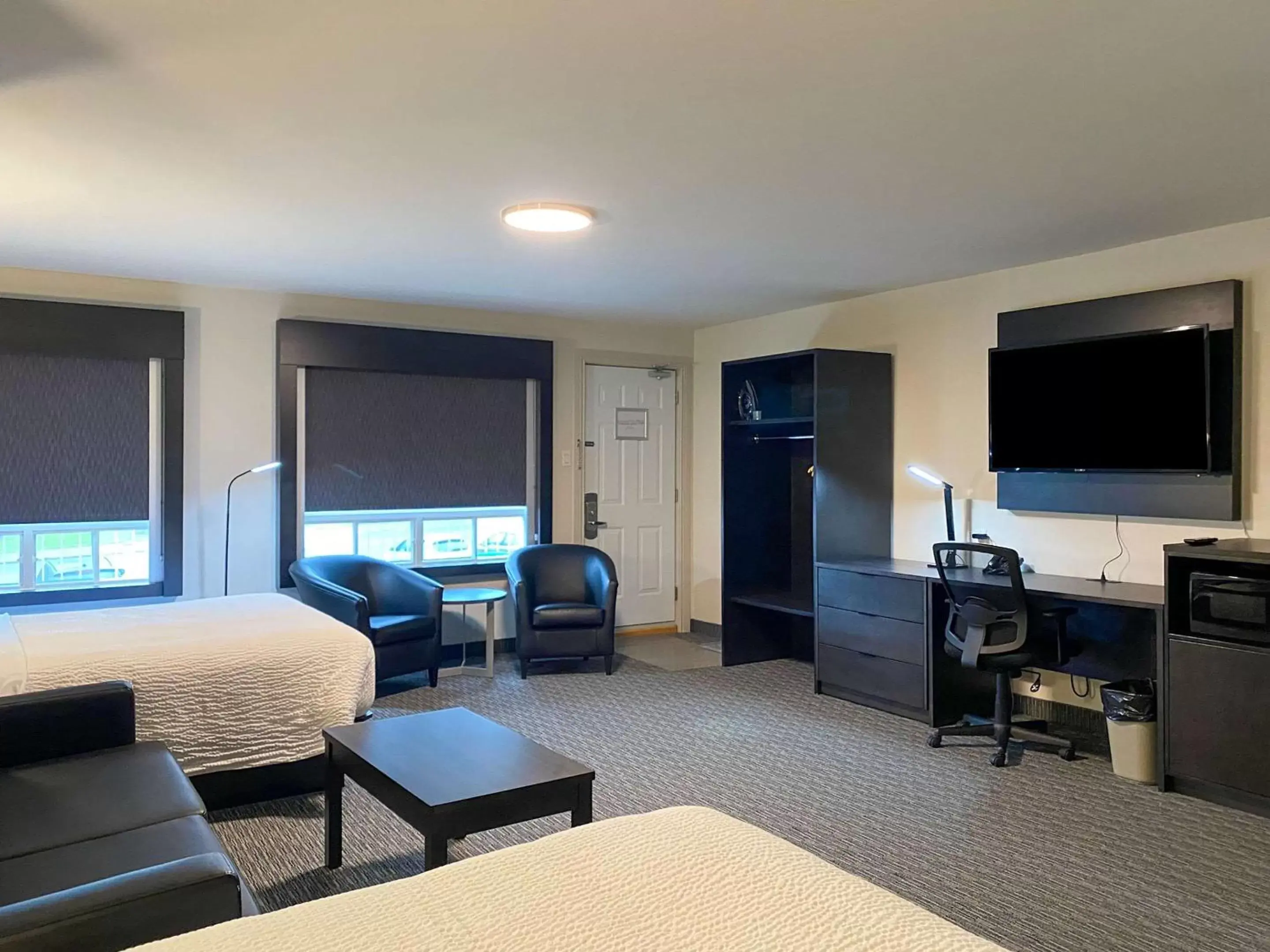 Photo of the whole room, Seating Area in Rodeway Inn