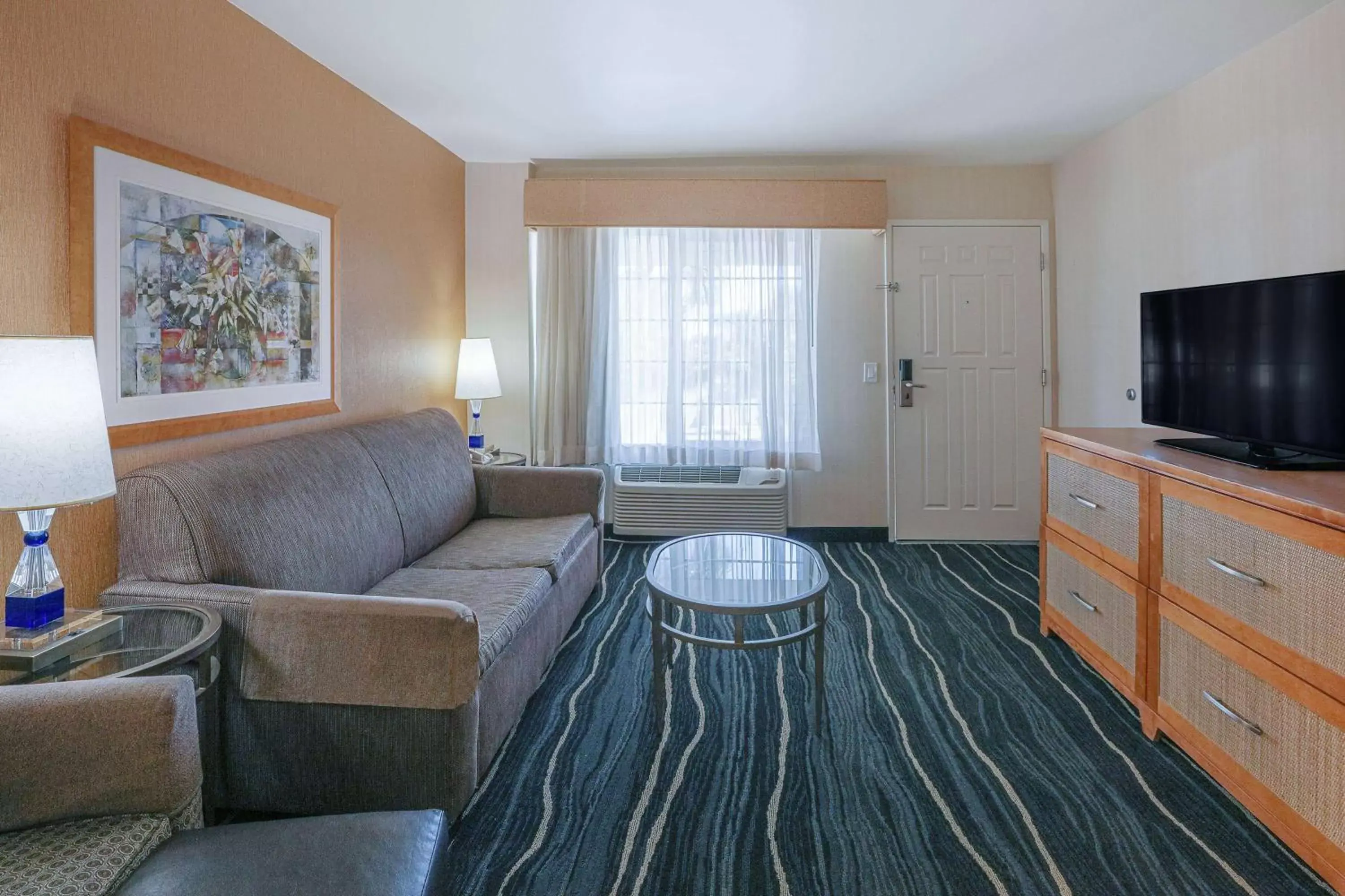 Photo of the whole room, Seating Area in Ramada by Wyndham Costa Mesa/Newport Beach