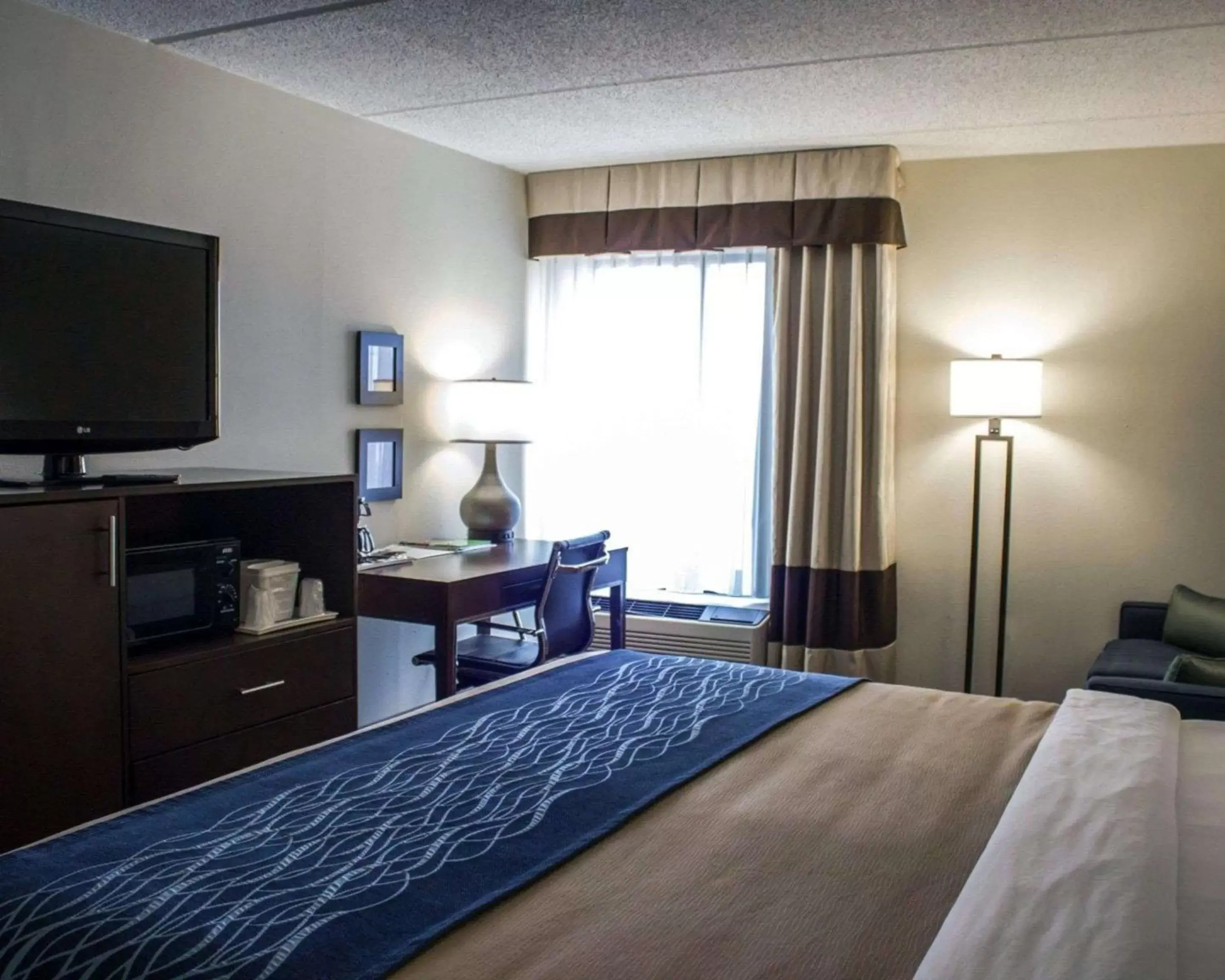 Photo of the whole room, Bed in Comfort Inn & Suites Fuquay Varina