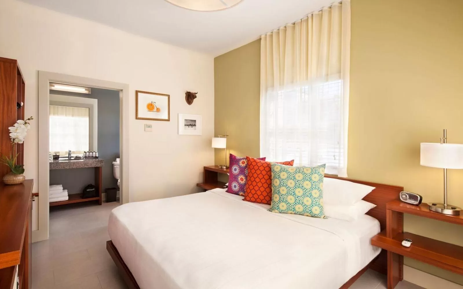 Queen Room (Self Check-in) in Kasa El Paseo Miami Beach