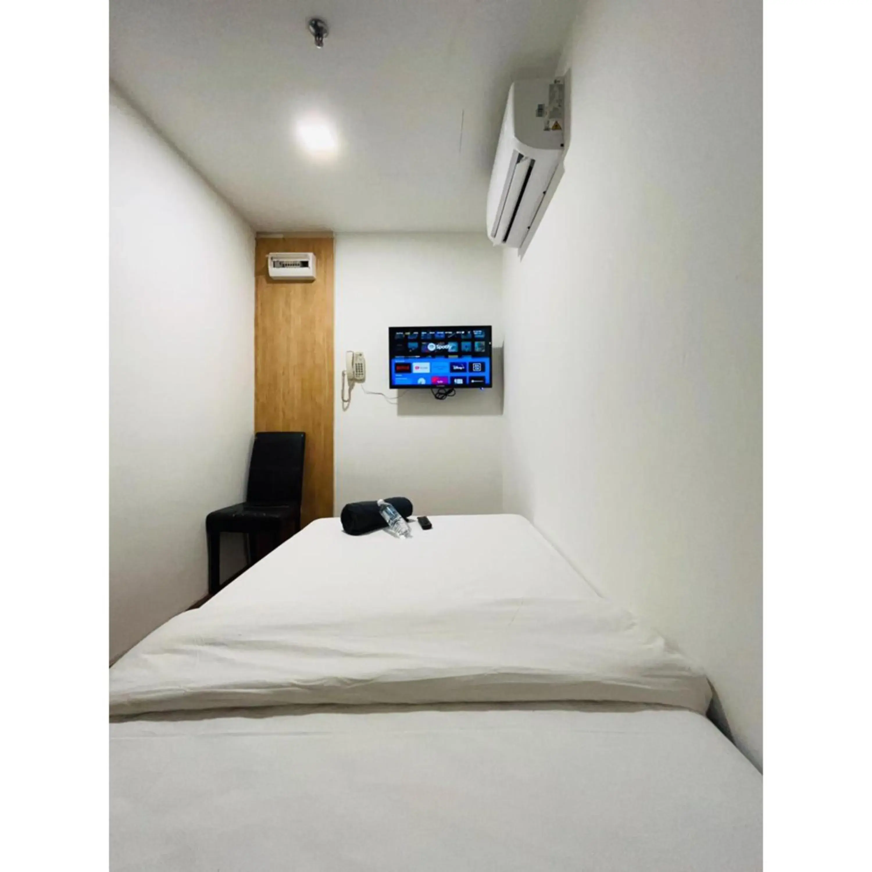 TV and multimedia, Bed in Sandpiper Hotel Kuala Lumpur