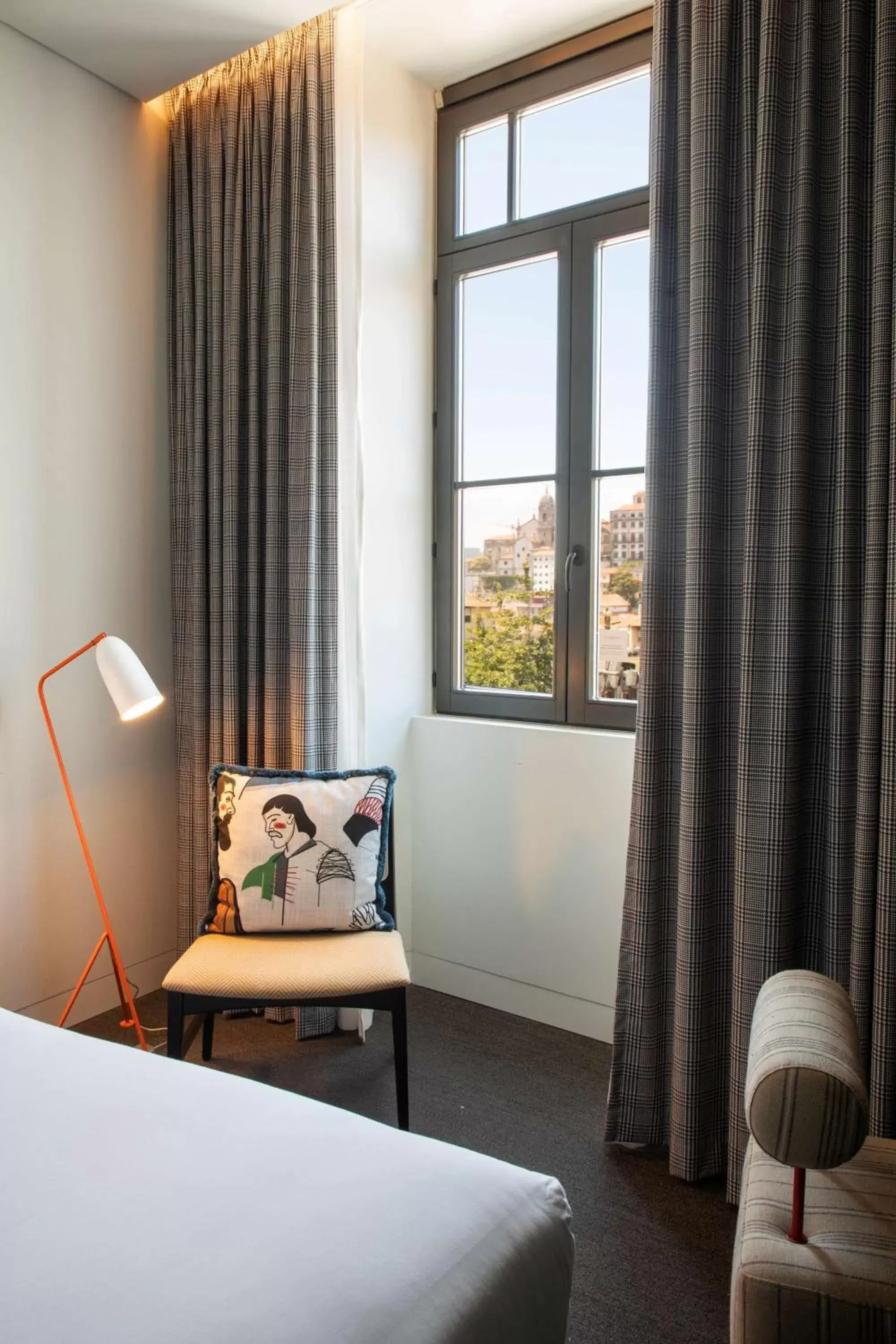 Bed in Se Catedral Hotel Porto, Tapestry Collection By Hilton