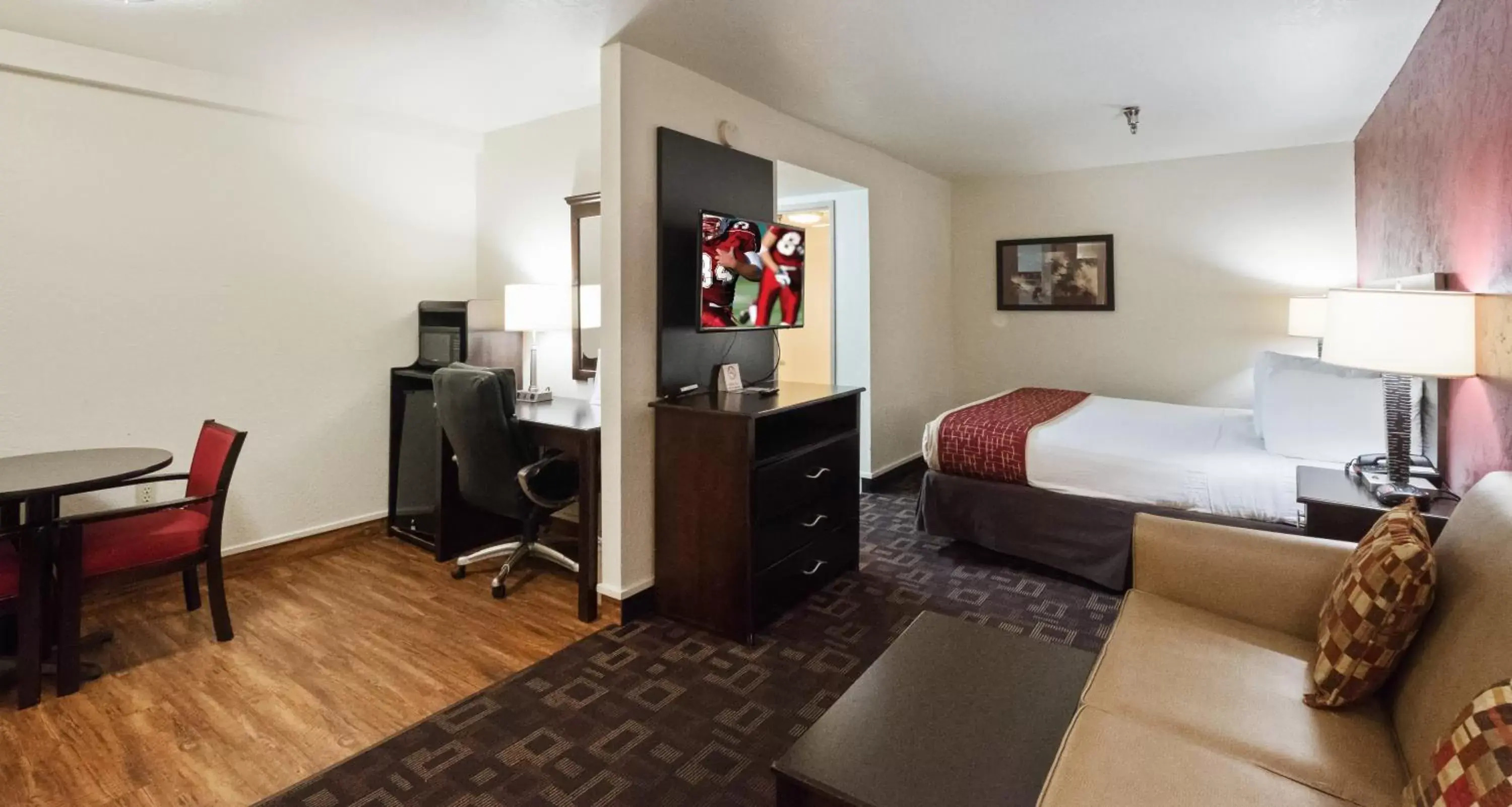 Bedroom, Bed in Red Roof Inn Oklahoma Airport I 40 W Fairgrounds