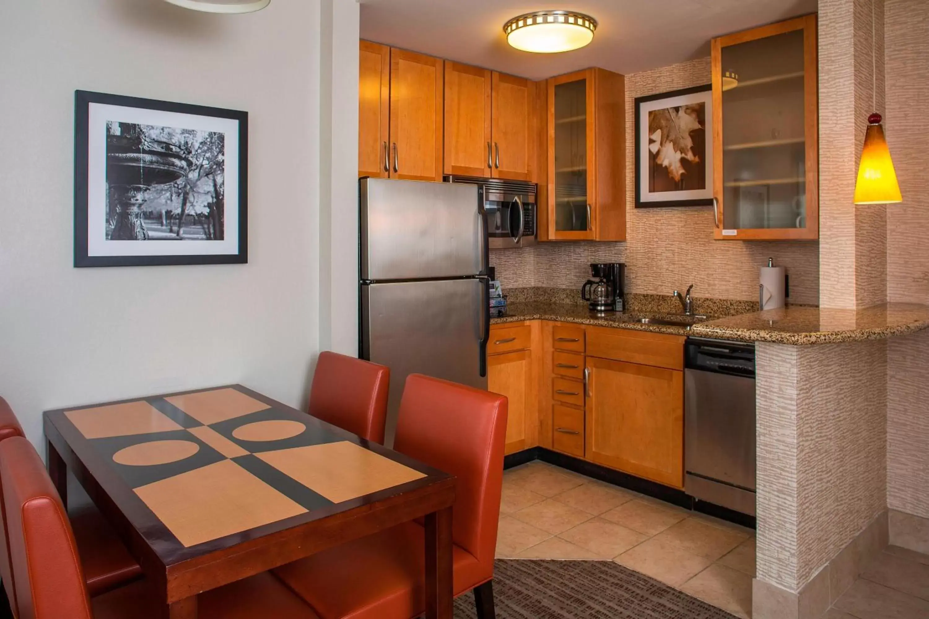 Bedroom, Kitchen/Kitchenette in Residence Inn by Marriott Birmingham Downtown UAB