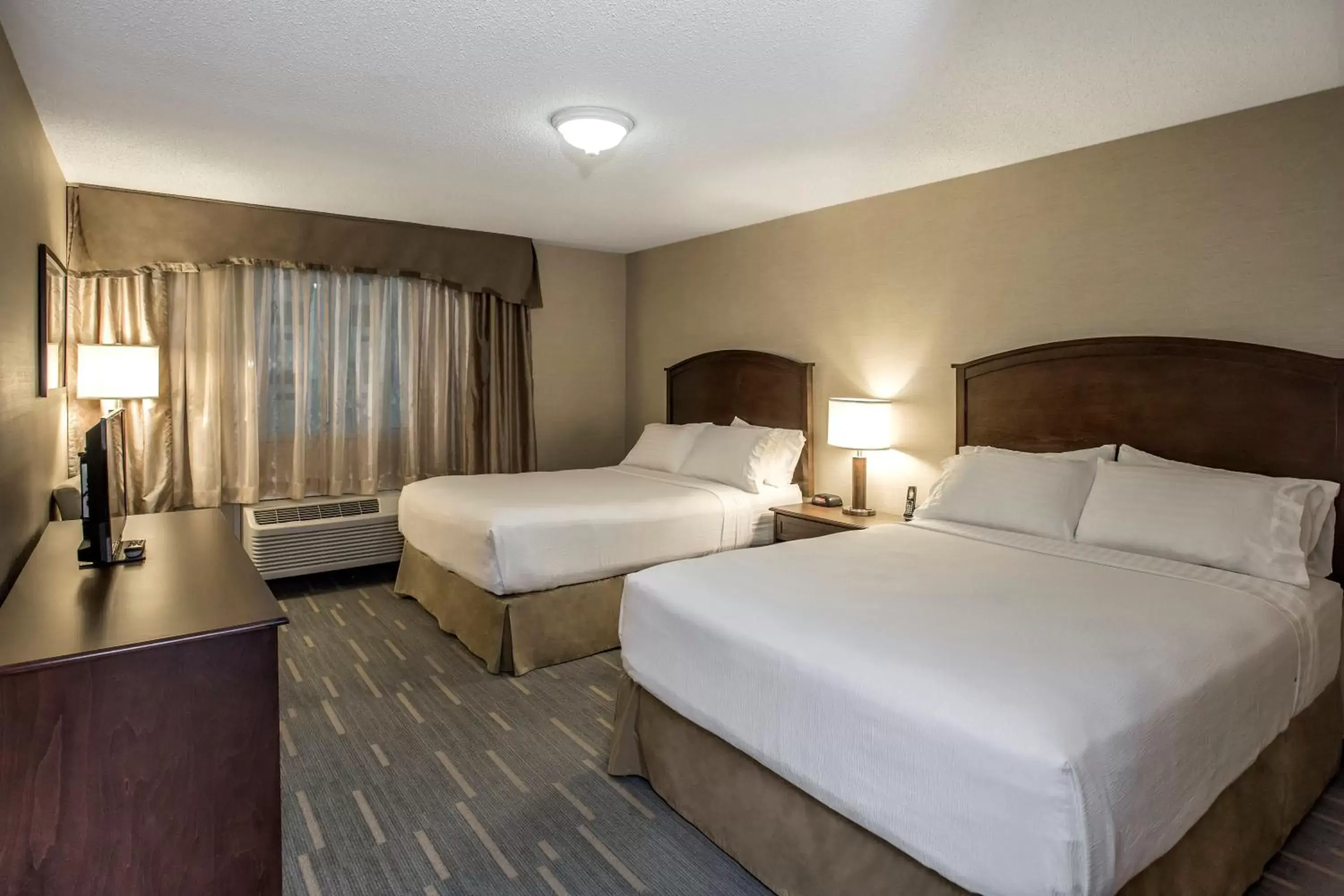 Photo of the whole room, Bed in Holiday Inn Lethbridge, an IHG Hotel