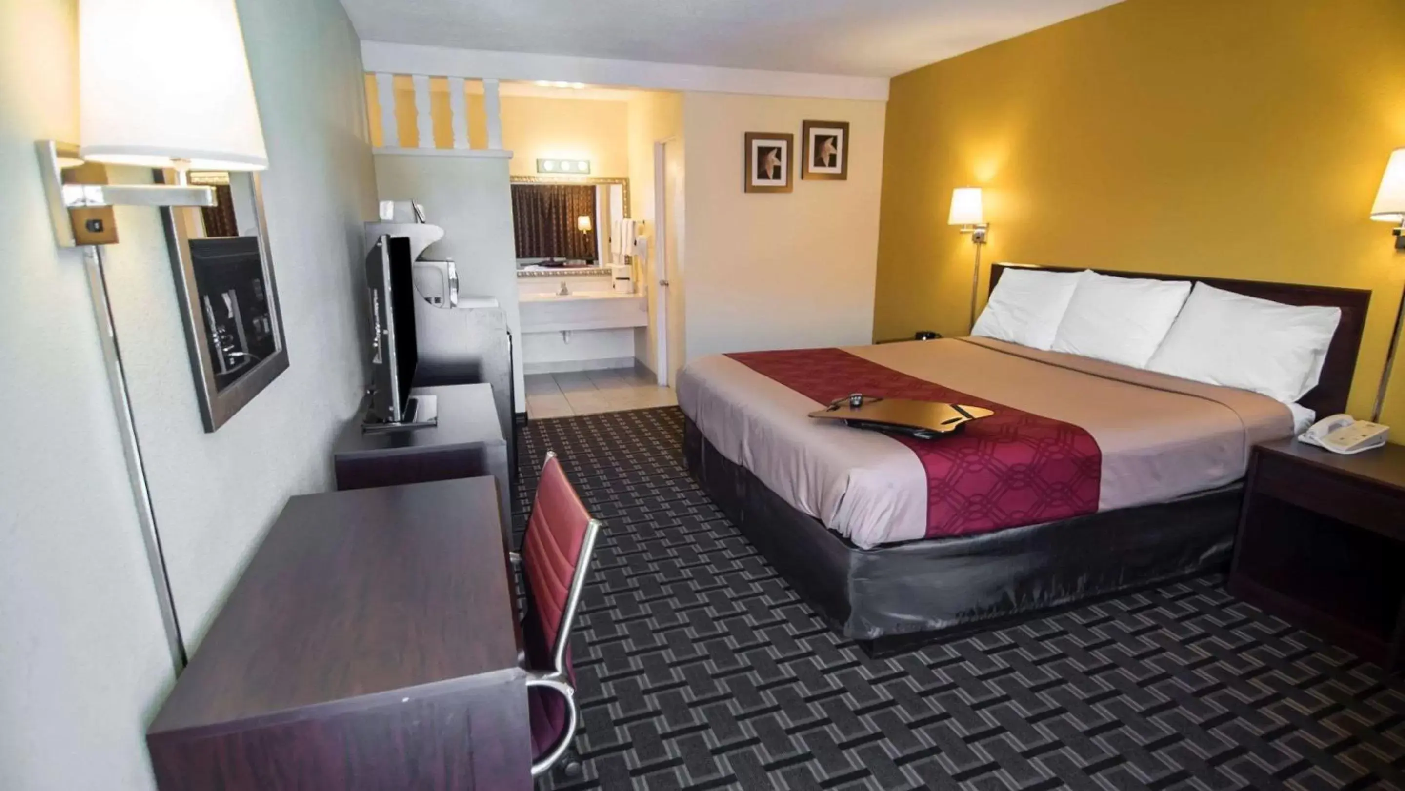 Photo of the whole room, Bed in Econo Lodge Downtown Albuquerque