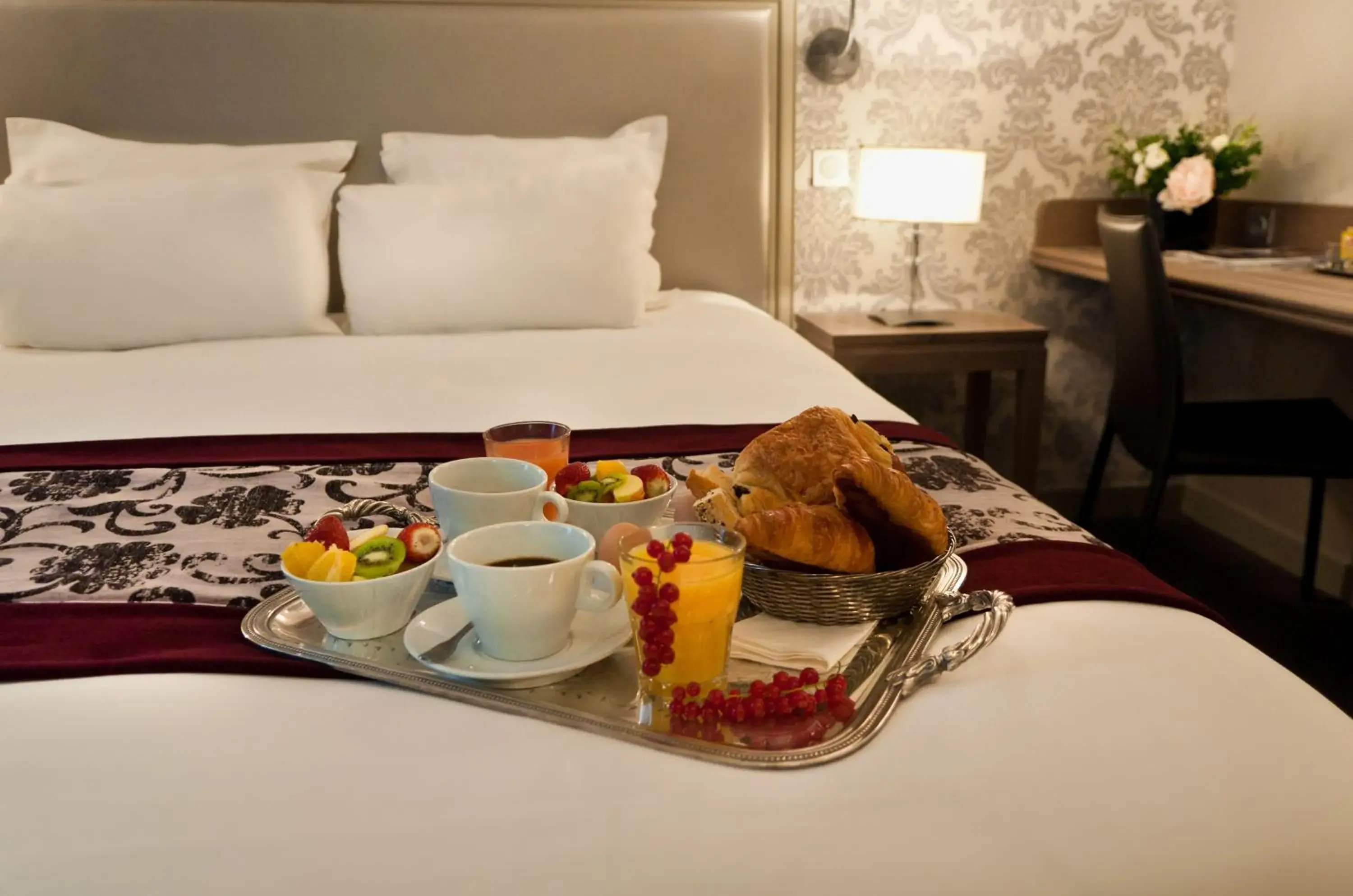 Bedroom, Breakfast in Hotel Monceau Wagram