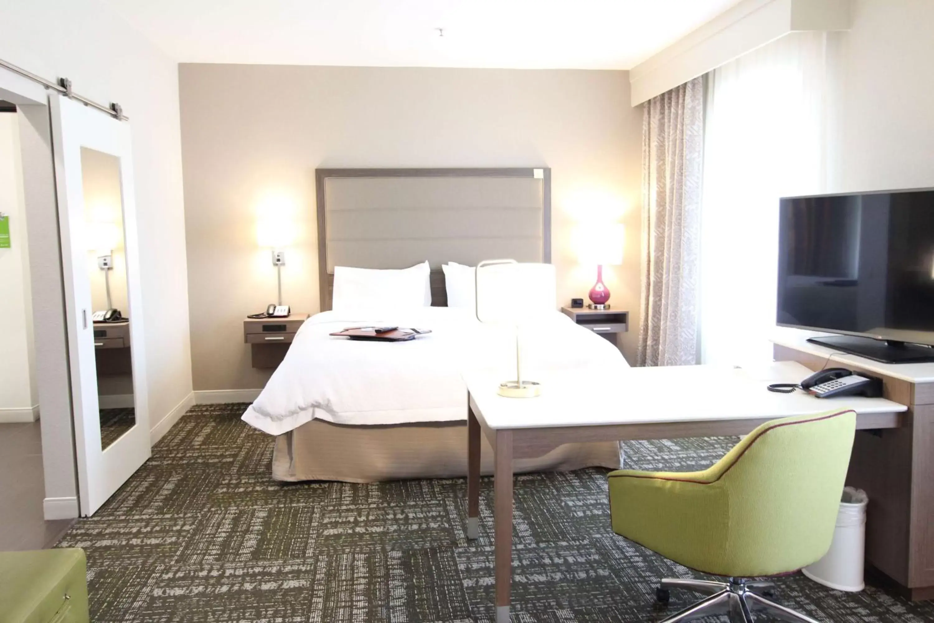 Bedroom, Bed in Hampton Inn & Suites Dallas Market Center