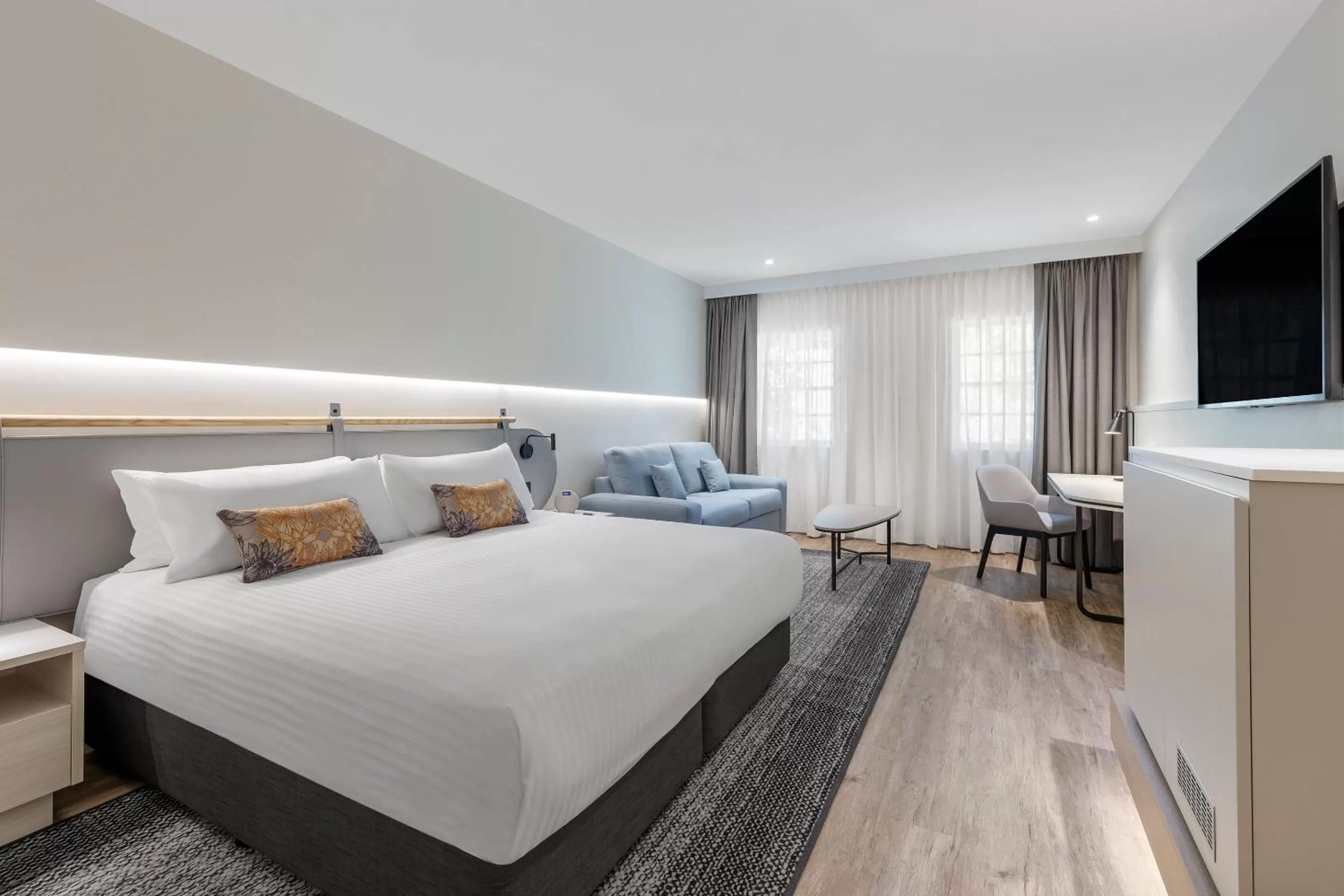 Photo of the whole room, Bed in Crowne Plaza Hawkesbury Valley by IHG