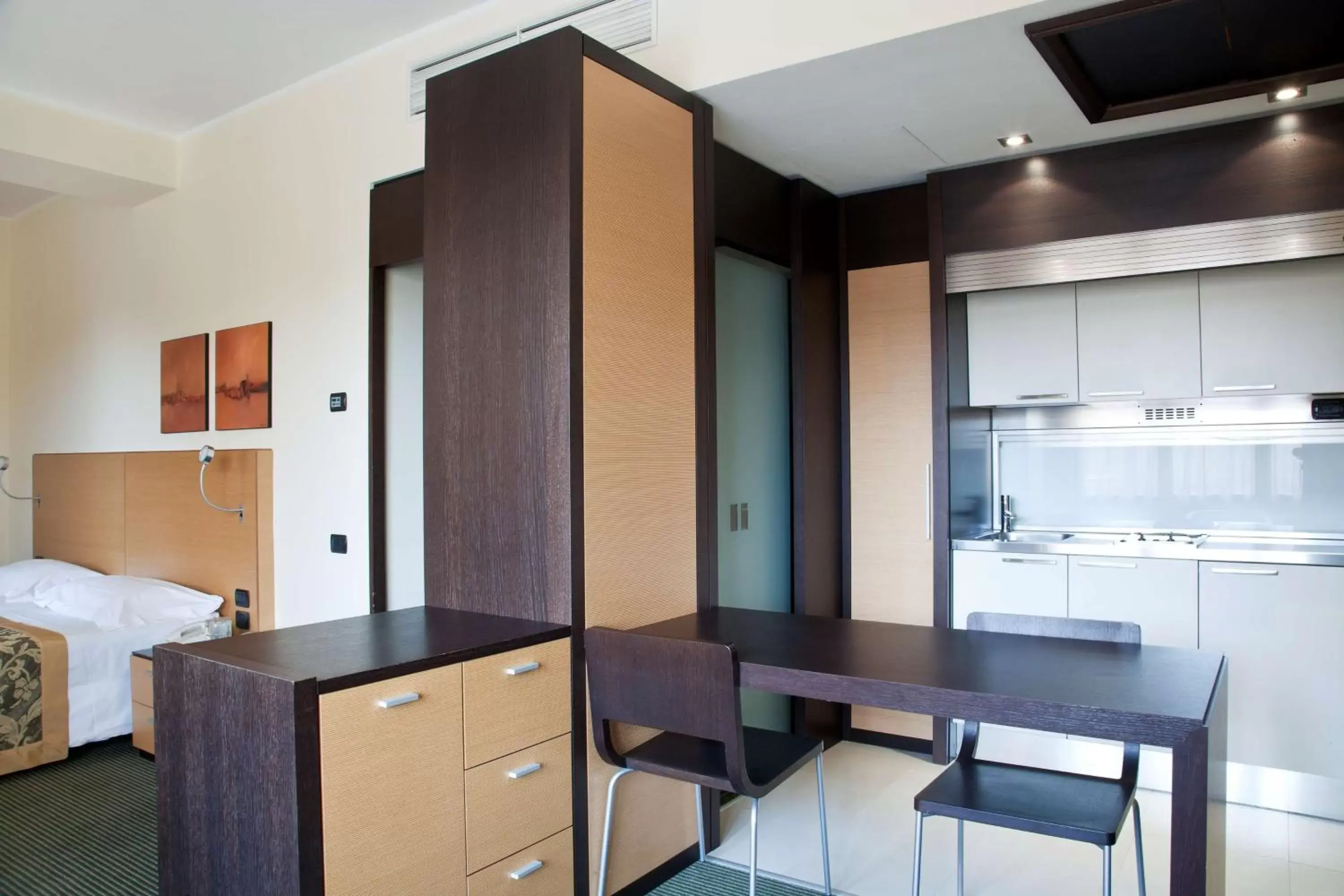 Kitchen or kitchenette, TV/Entertainment Center in NH Milano 2 Residence