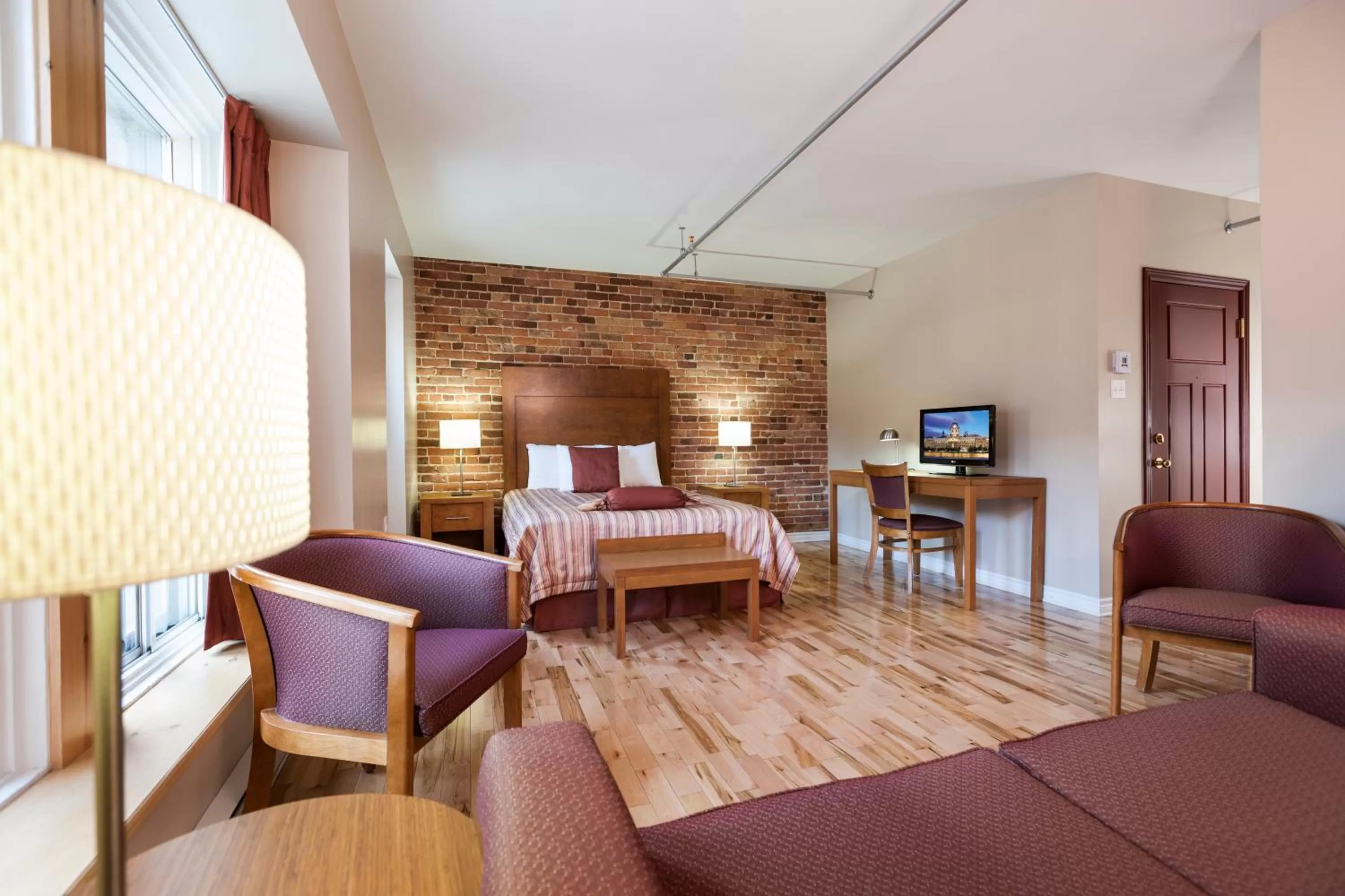 Bed in Hotel Quartier des Spectacles