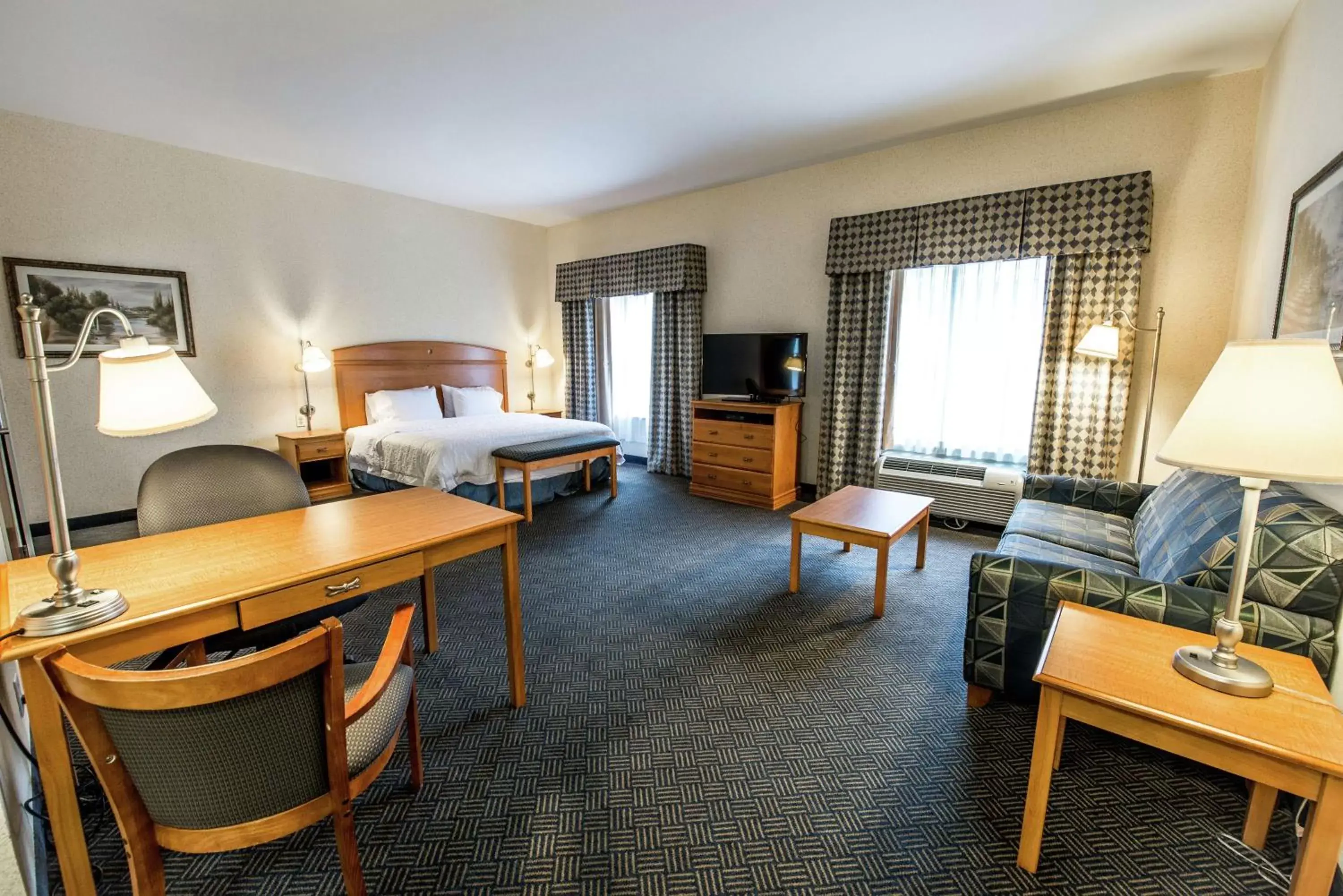 Bed, Seating Area in Hampton Inn Dallas-Rockwall