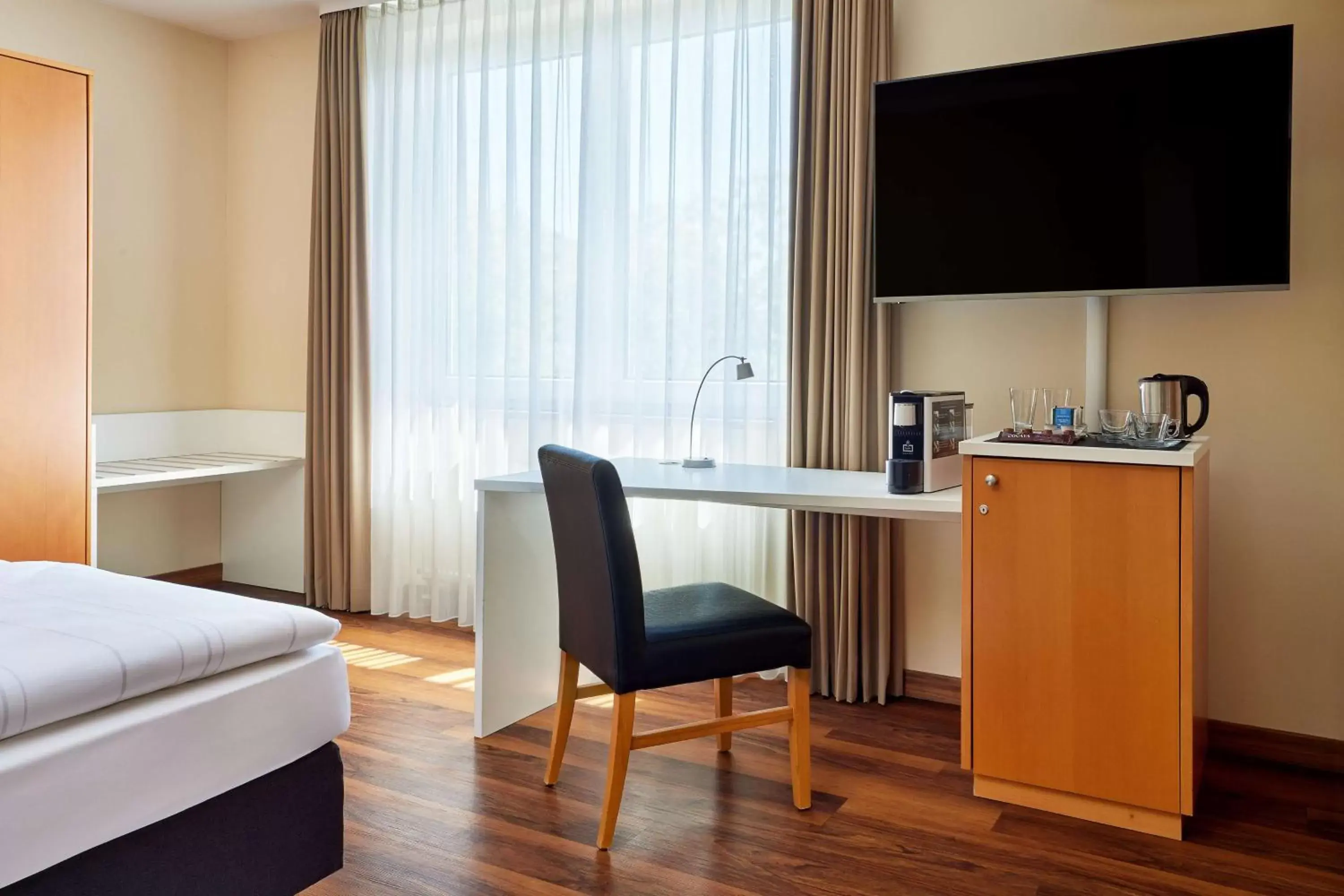 Bedroom, TV/Entertainment Center in Best Western Macrander Hotel Dresden