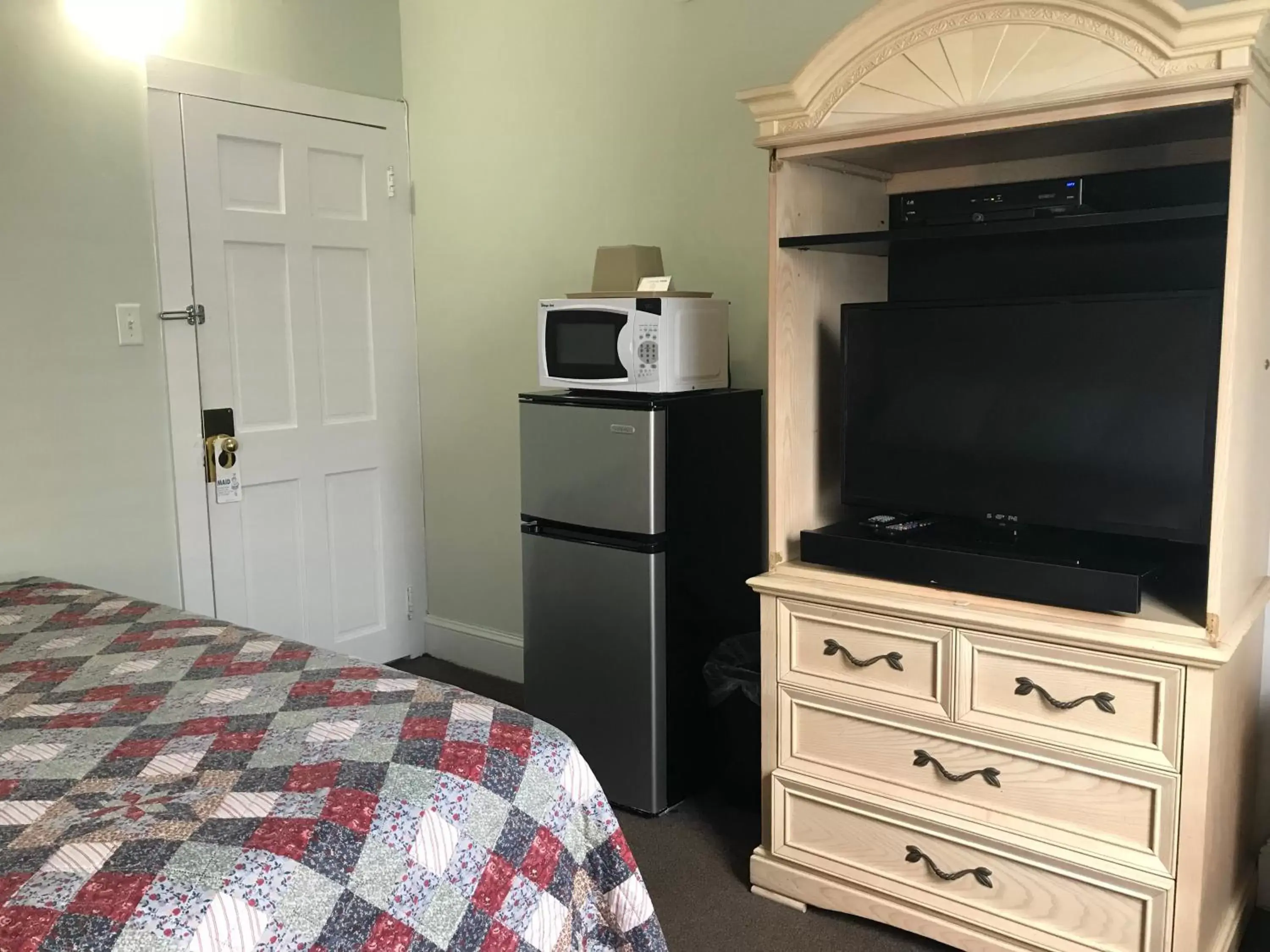 Bedroom, TV/Entertainment Center in Ocean Lodge Hotel & Apartments